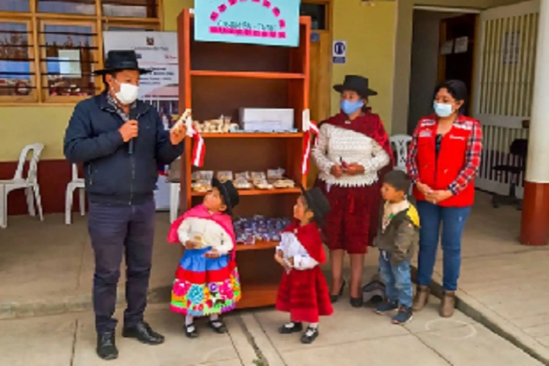 Cerca de 250 personas entre niños de 0 a 3 años, gestantes, madres y adultos mayores de 11 comunidades aledañas al tambo, accederán a productos como: granolas de quinua, galletas fortificadas, marshmallow de sangrecita, entre otros.