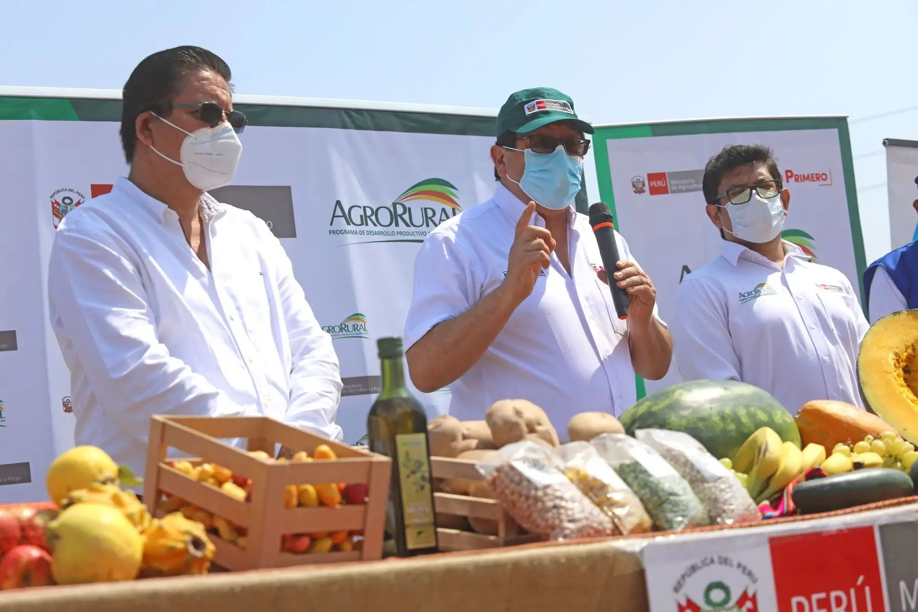 El ministro de Agricultura, Federico Tenorio, visita el mercado “De la Chacra a la Olla” en Ventanilla, que ofrece alimentos a bajos precios en el asentamiento humano “Tiwinza”. Para fomentar el acceso de productos de la Agricultura Familiar a la población.
Foto: Minagri