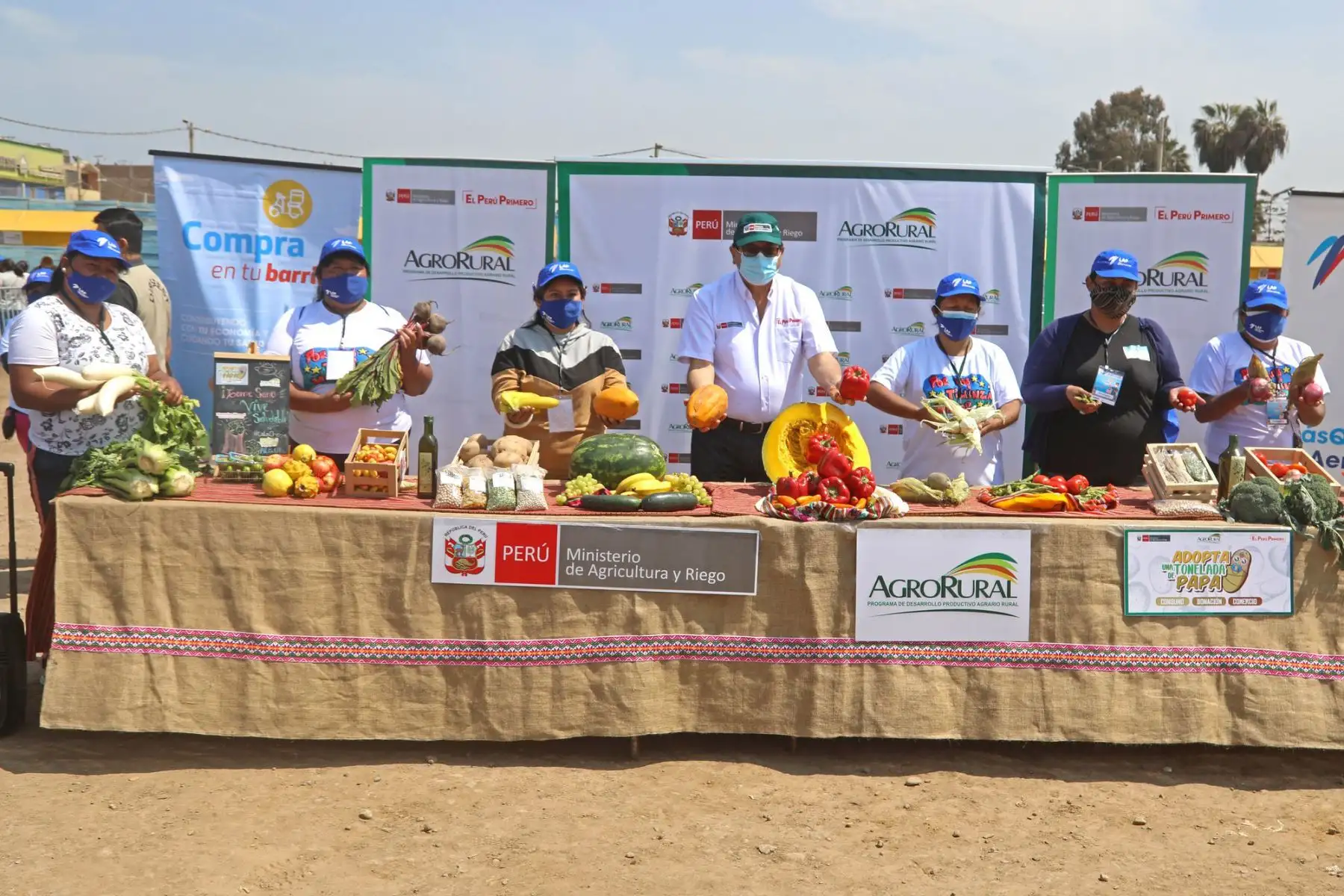 El ministro de Agricultura, Federico Tenorio, visita el mercado “De la Chacra a la Olla” en Ventanilla, que ofrece alimentos a bajos precios en el asentamiento humano “Tiwinza”. Para fomentar el acceso de productos de la Agricultura Familiar a la población.
Foto: Minagri