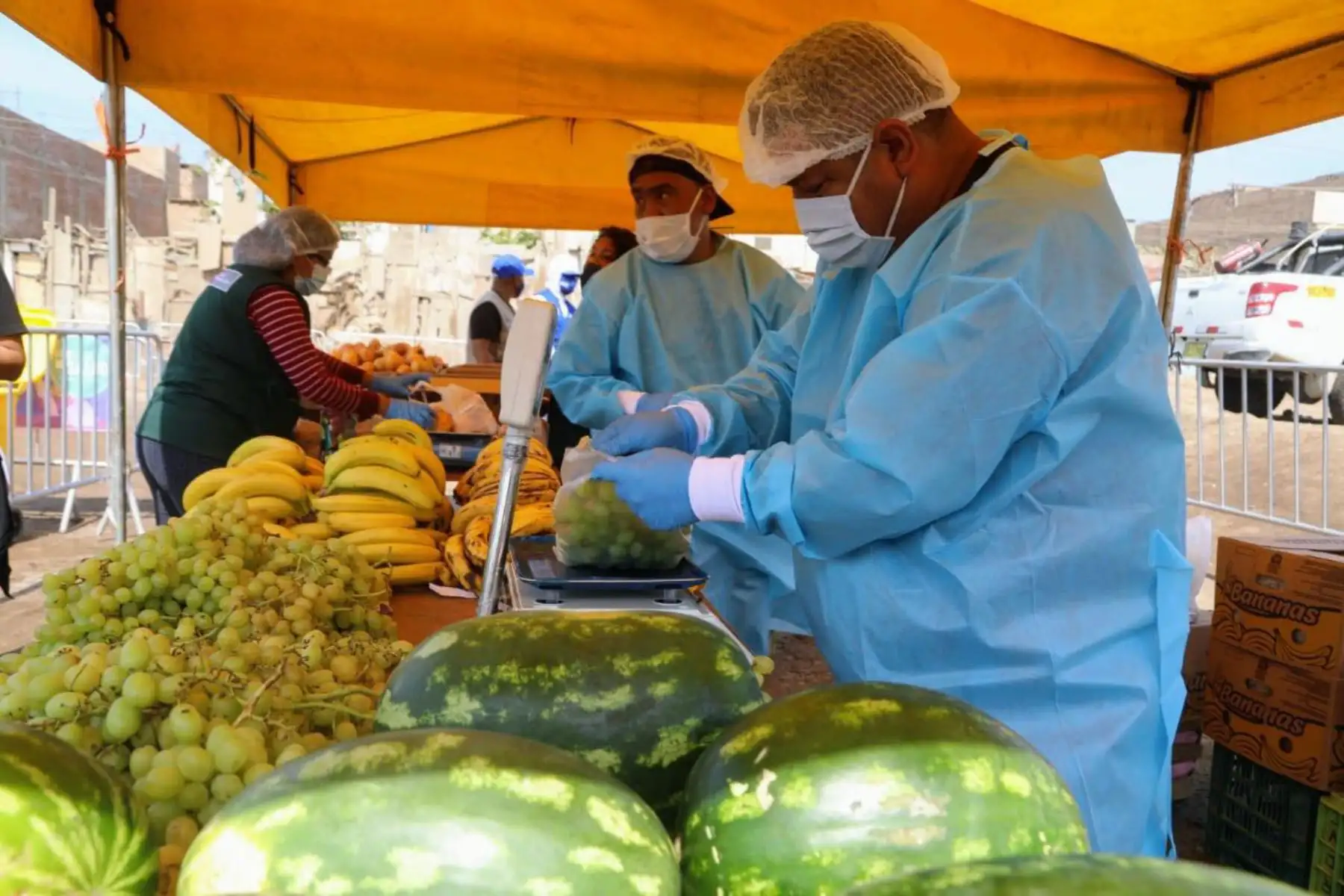 En la feria  han intervenido productores organizados provenientes de la costa, sierra y selva del país, y que pertenecen a la Agricultura Familiar, quienes han podido comercializar una diversidad de alimentos de forma directa al público y sin la presencia de intermediarios.
Foto: Minagri