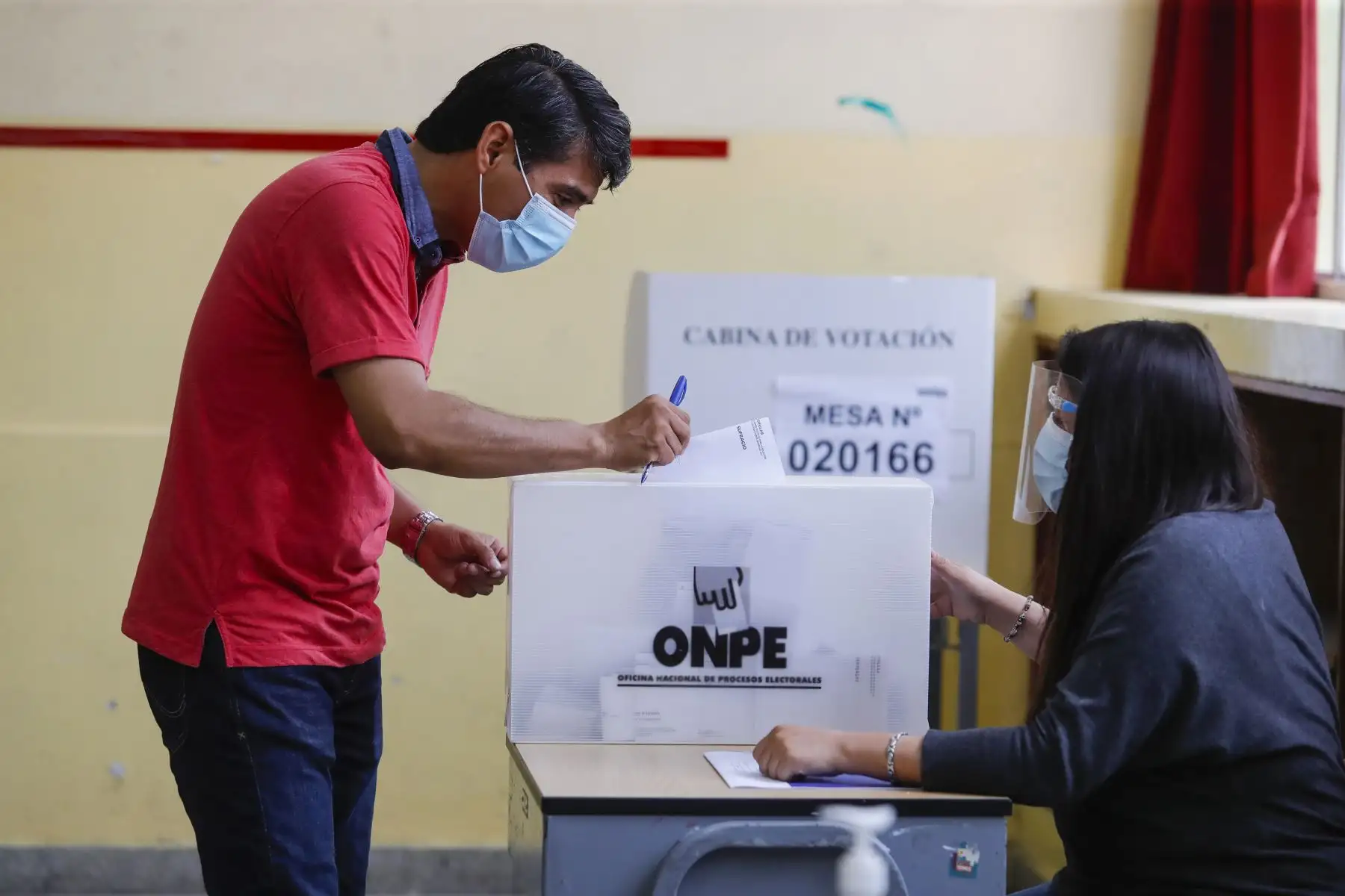 Estos protocolos están dirigidos al personal de la ONPE, miembros de mesa, electores, personeros, entre otros participantes. Foto: Captura de pantalla. ANDINA/Renato Pajuelo
