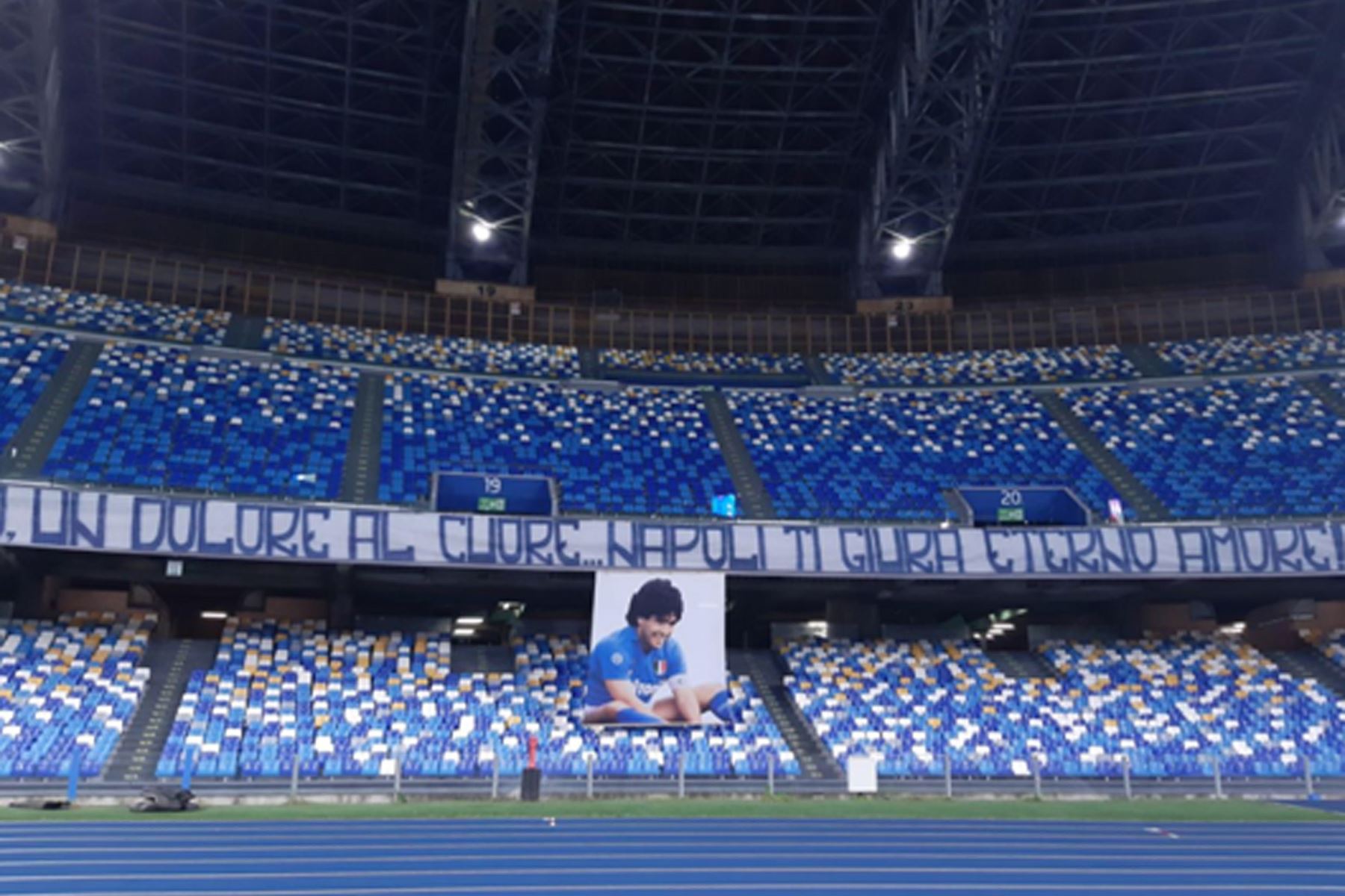 Una pancarta exhibida en el estadio de San Paolo como tributo a Diego Armando Maradona antes del partido de fútbol de la Serie A italiana  Napoli vs AS Roma, Nápoles, Italia.
Foto: EFE