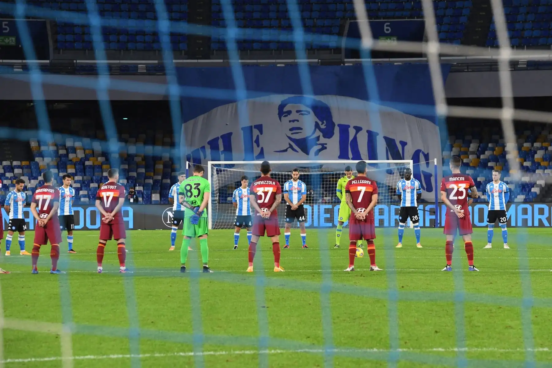 Los jugadores del Napoli y los jugadores de la Roma guardan un minuto de silencio en memoria de Diego Armando Maradona antes del partido de fútbol de la Serie A italiana Napoli vs Roma en Nápoles.
Foto: EFE