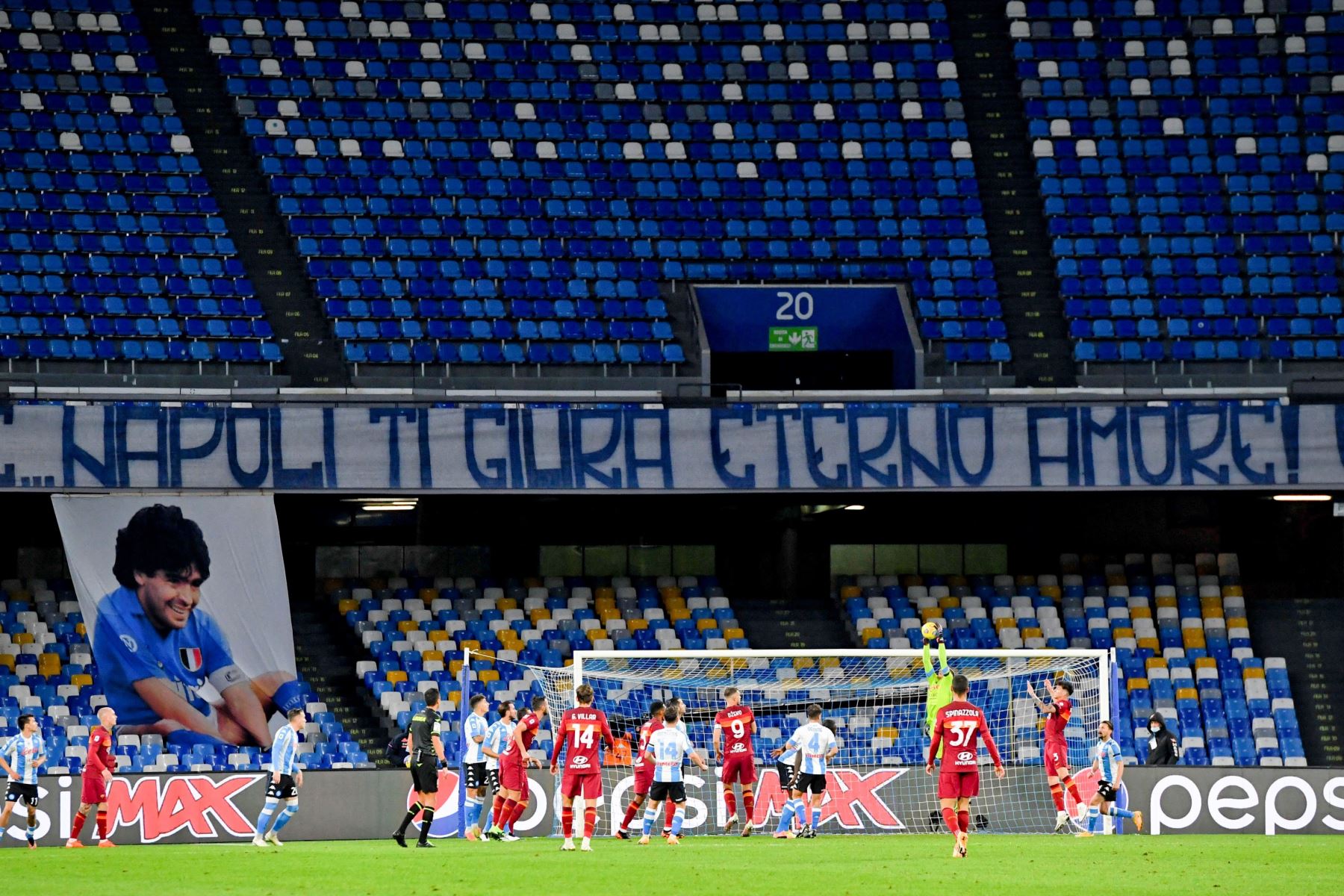 Una pancarta dedicada a Diego Armando Maradona se muestra durante el partido de fútbol de la Serie A italiana, Napoli vs AS Roma en  Nápoles, Italia.
Foto: EFE