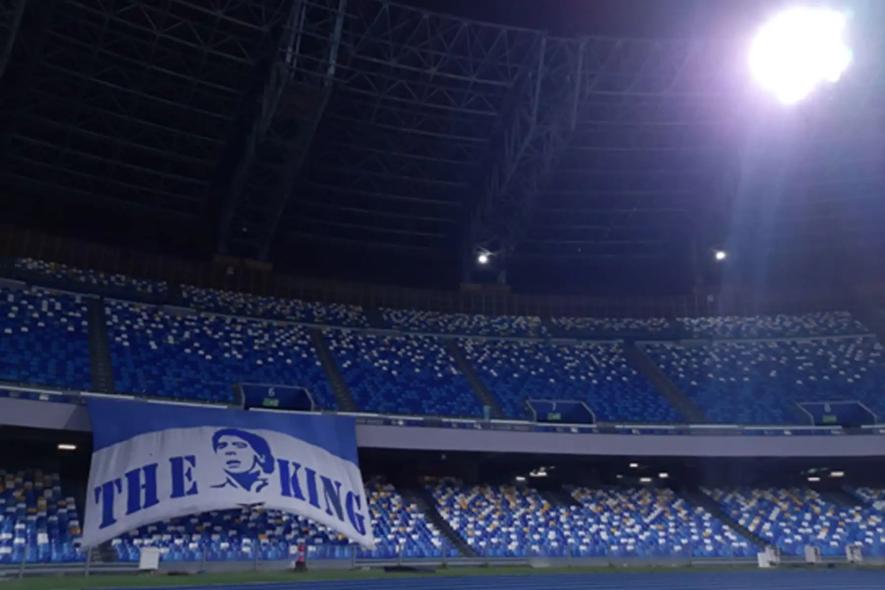 Una pancarta exhibida en el estadio de San Paolo como tributo a Diego Armando Maradona antes del partido de fútbol de la Serie A italiana SSC Napoli vs AS Roma en Nápoles, Italia, 29 de noviembre de 2020. Maradona, que jugó para el Napoli.
Foto: EFE