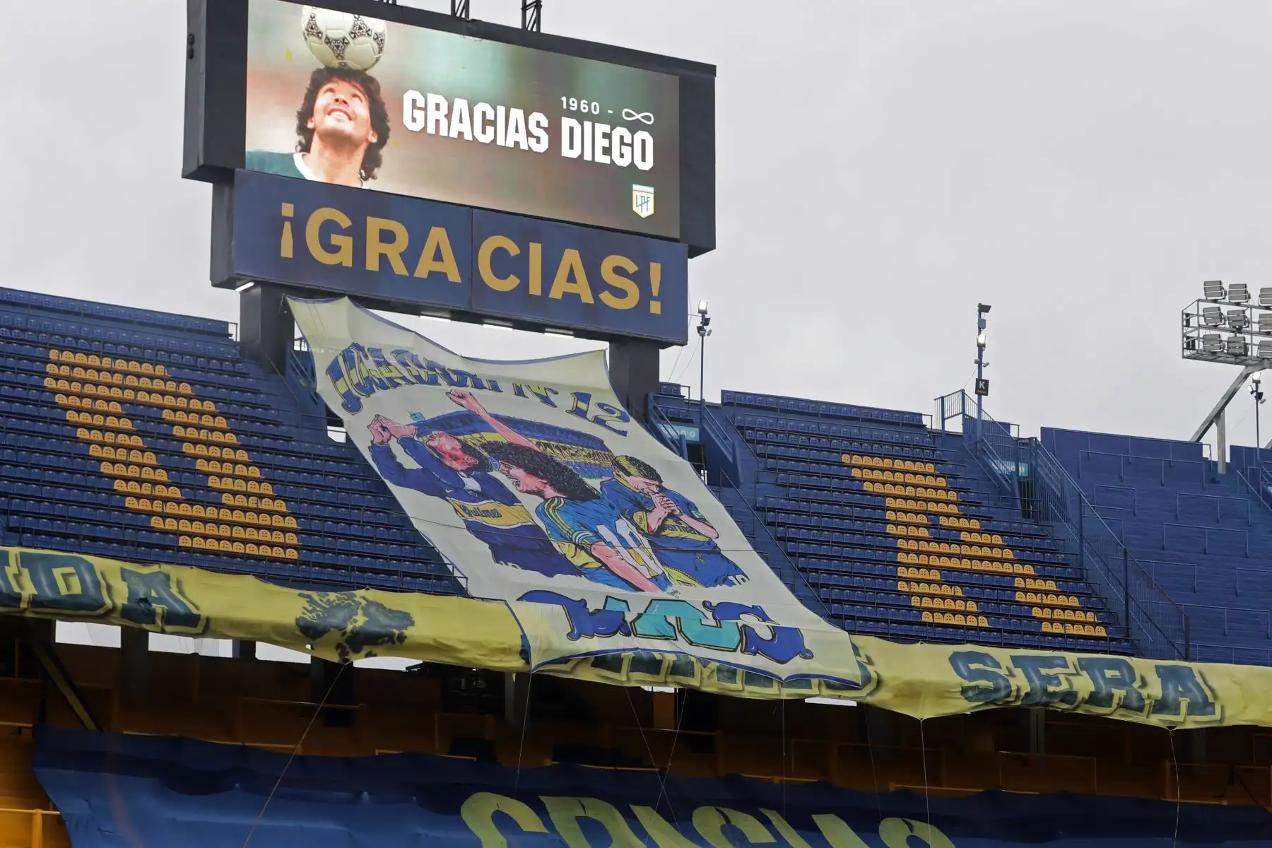 Fotografía de una imagen de Diego Armando Maradona en una pantalla durante un homenaje en el partido de la Primera División argentina entre Boca Juniors y Newell