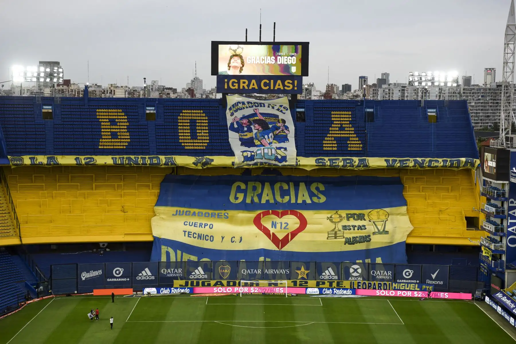 Una pantalla que lee "Gracias Diego" y una bandera se ven en el estadio La Bombonera para rendir homenaje a la leyenda del fútbol argentino Diego Maradona antes del partido de fútbol Copa Diego Maradona 2020 entre Boca Juniors y Newell