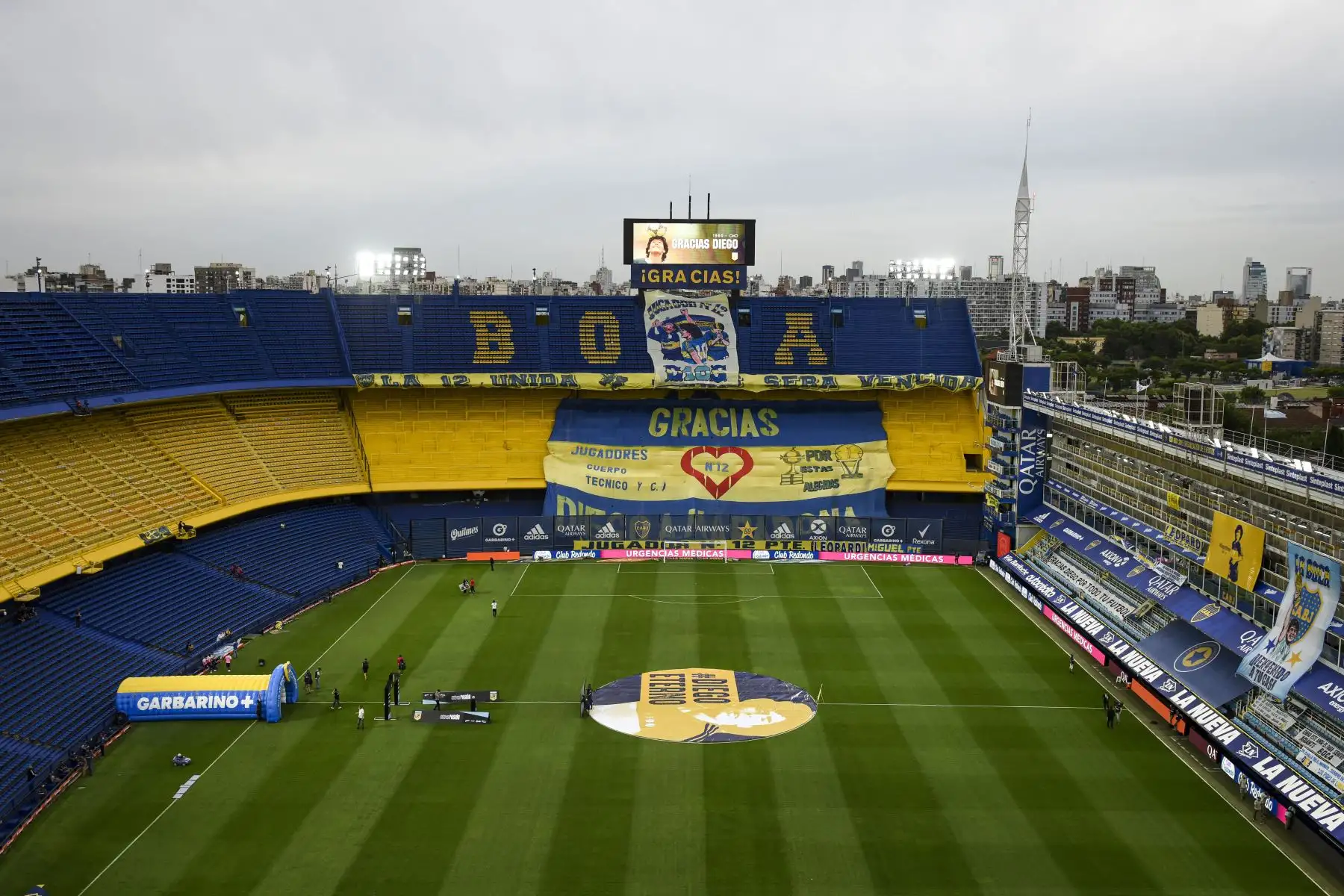 Una pantalla que lee "Gracias Diego" y una bandera se ven en el estadio La Bombonera para rendir homenaje a la leyenda del fútbol argentino Diego Maradona antes del partido de fútbol Copa Diego Maradona 2020 entre Boca Juniors y Newell