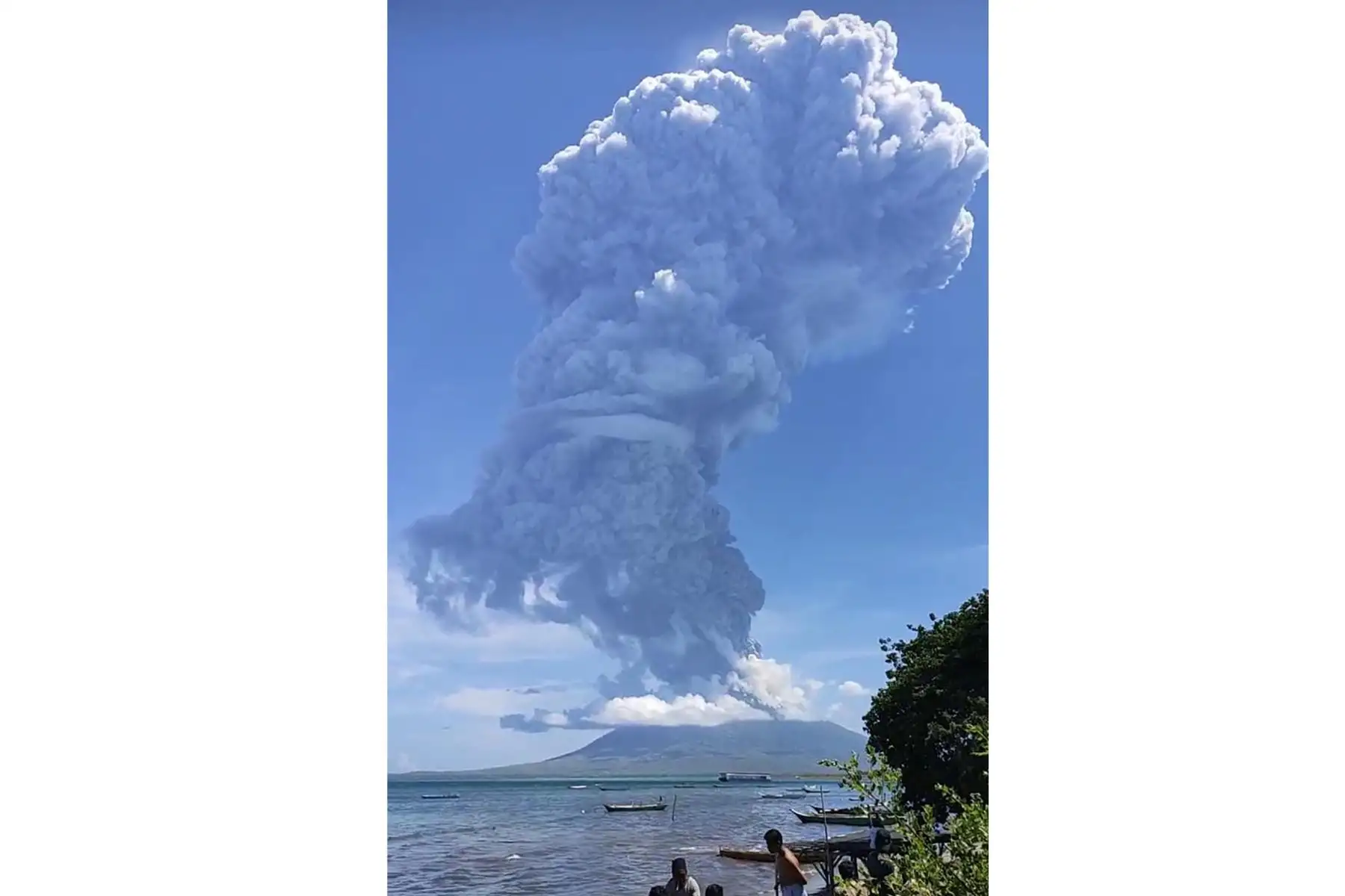 Erupción del volcán Lewotolo en Indonesia, que proyectó una columna de humo y cenizas a más de cuatro kilómetros de altura, informaron el lunes las autoridades indonesias. Foto: AFP