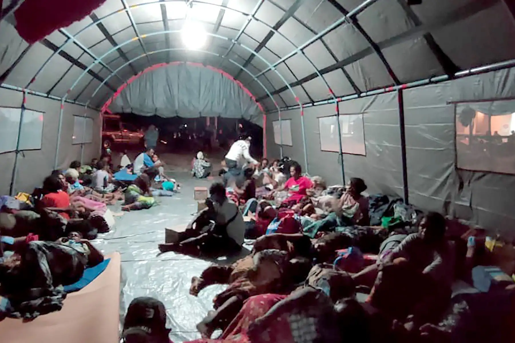Evacuados en un refugio improvisado después de que el volcán Ili Lewotolok entrara en erupción arrojando una columna de humo y ceniza a 4000 metros de altura, en Indonesia. Foto: AFP