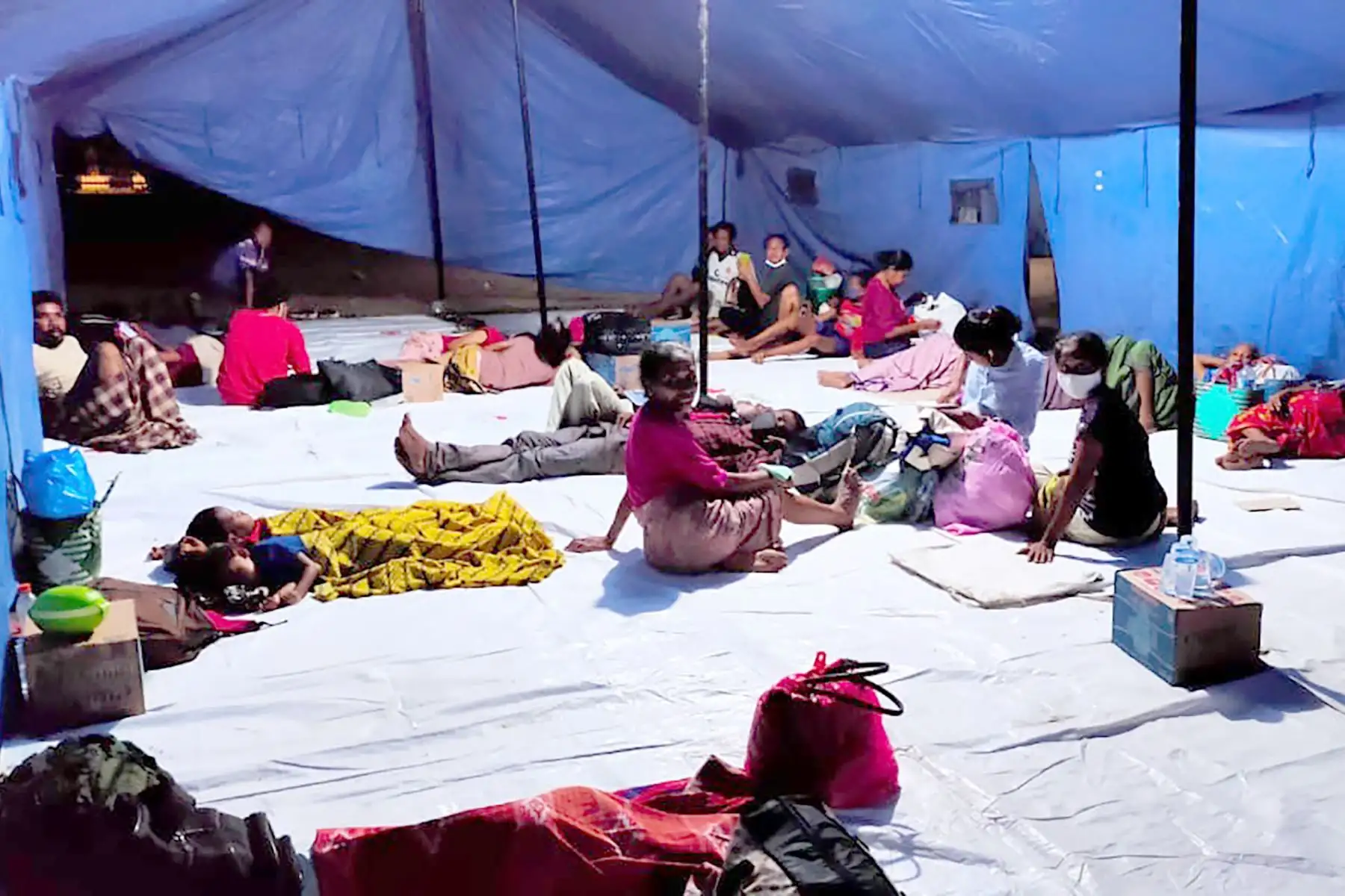 Evacuados en un refugio improvisado después de que el volcán Ili Lewotolok entrara en erupción arrojando una columna de humo y ceniza a 4000 metros de altura, en Indonesia. Foto: AFP