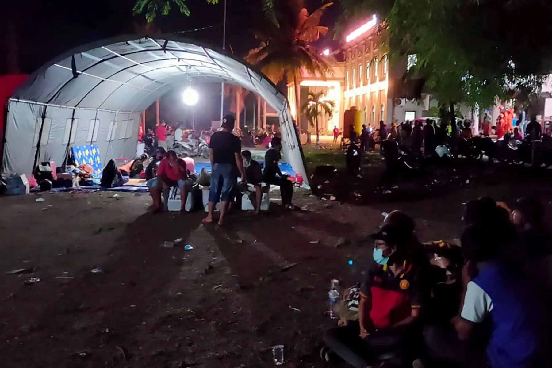 Evacuados en un refugio improvisado después de que el volcán Ili Lewotolok entrara en erupción arrojando una columna de humo y ceniza a 4000 metros de altura, en Indonesia. Foto: AFP