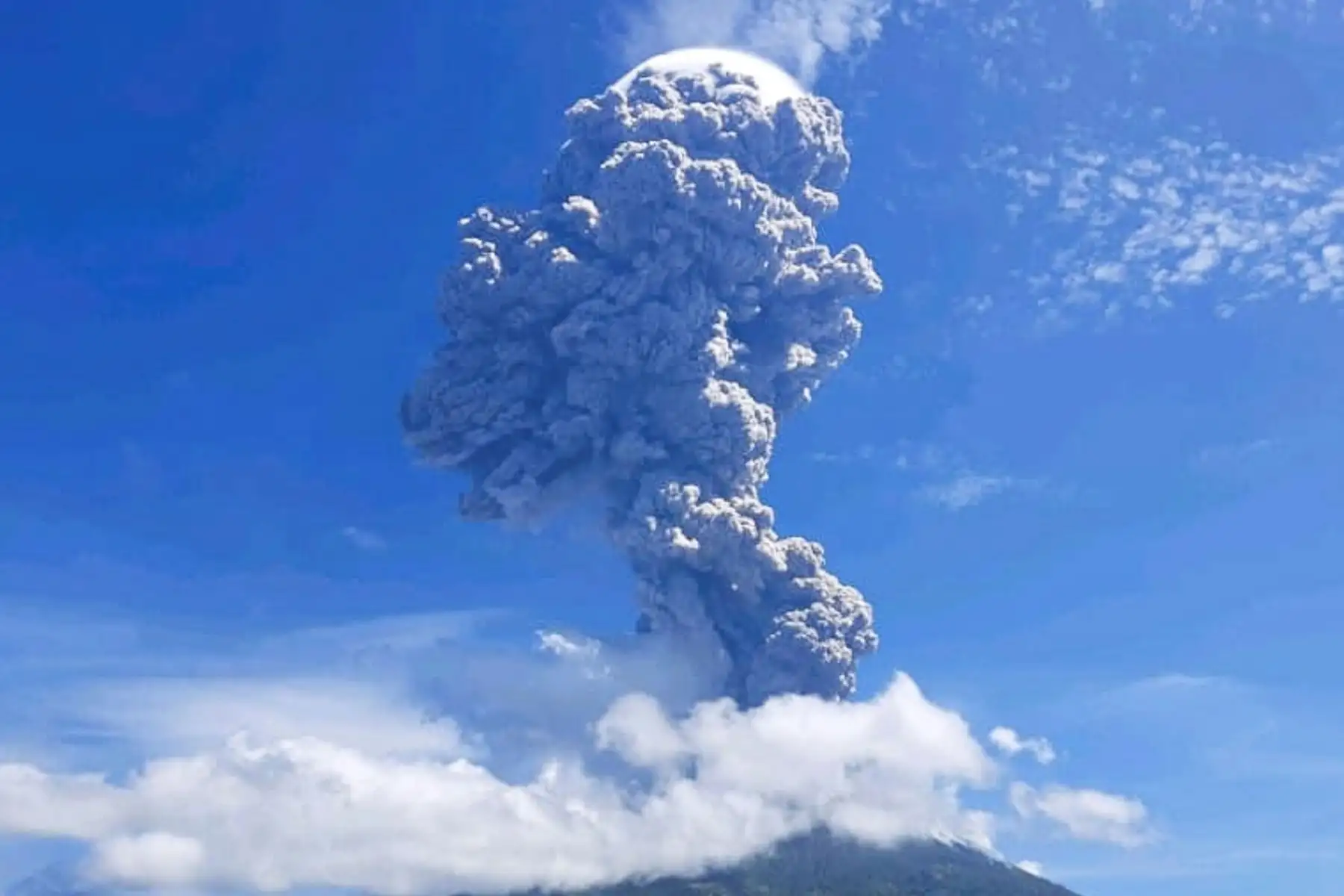 Erupción del volcán Lewotolo en Indonesia, que proyectó una columna de humo y cenizas a más de cuatro kilómetros de altura, informaron el lunes las autoridades indonesias. Foto: EFE