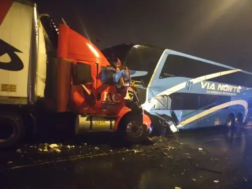 El choque frontal entre un ómnibus interprovincial y un camión tráiler dejó un fallecido y 12 heridos en la ciudad de Chimbote, en Áncash.
