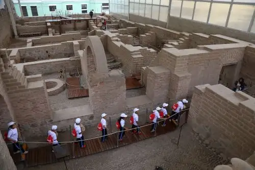 Niños visitan museos.