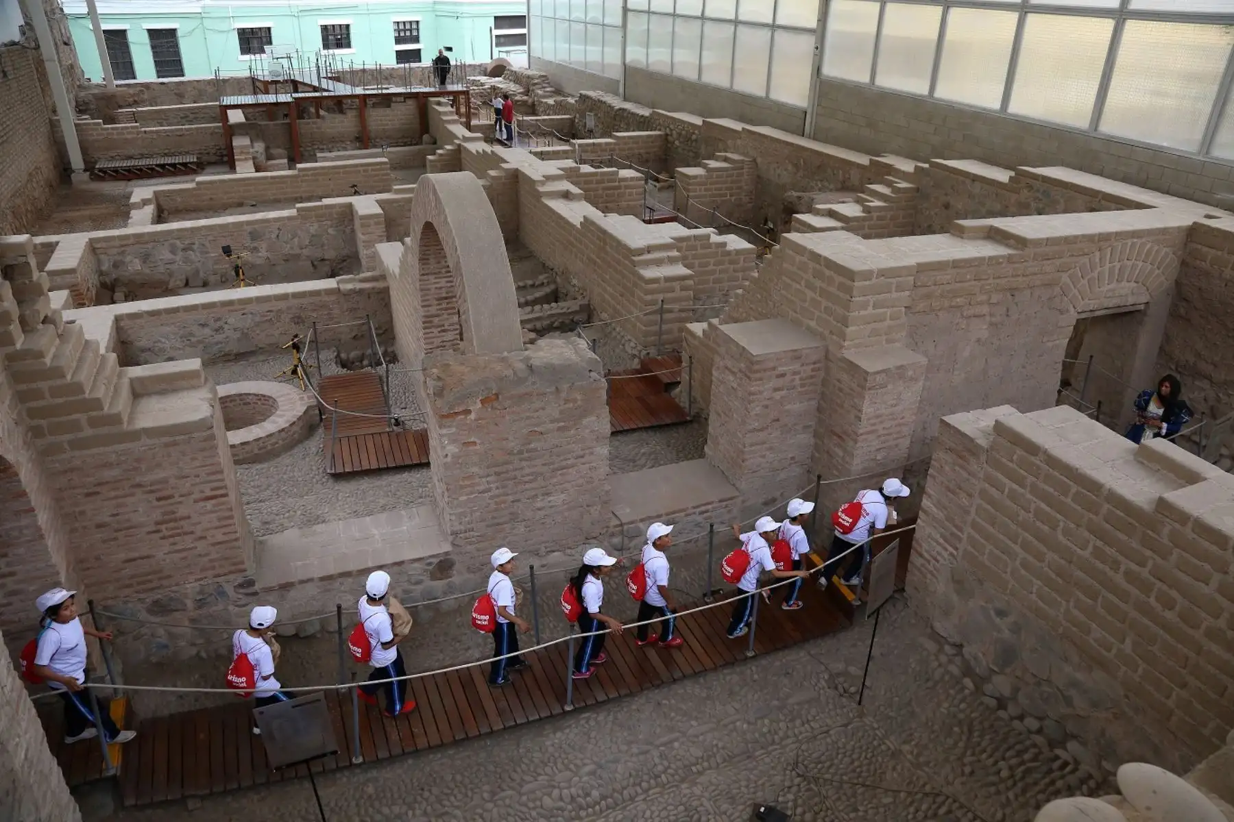 Niños visitan museos.