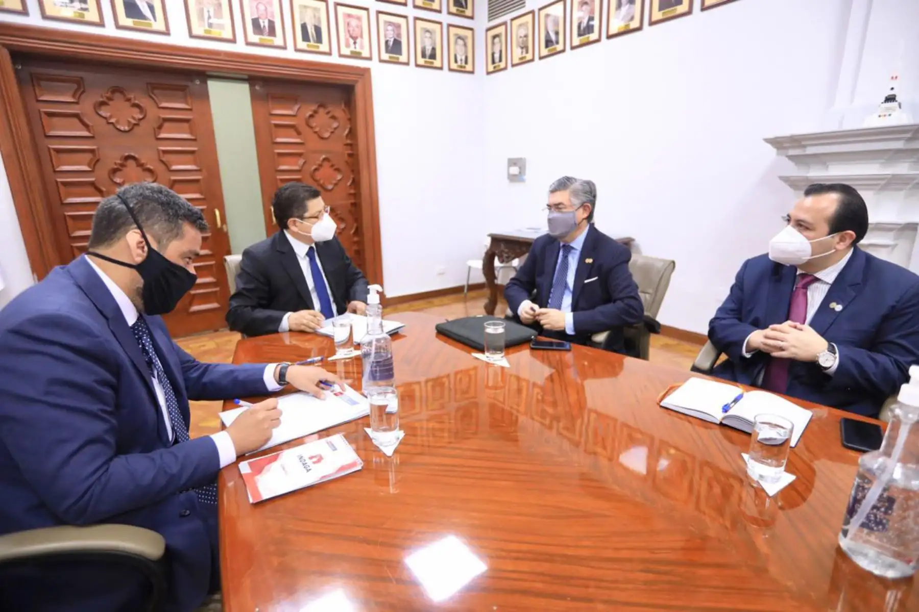 El titular del ministerio de Justicia, Eduardo Vega Luna, sostuvo hoy una reunión de trabajo con la delegación de la Comisión Interamericana de Derechos Humanos liderada por Joel Hernandez y Stuardo Ralón
.

Foto: ANDINA/MINJUS