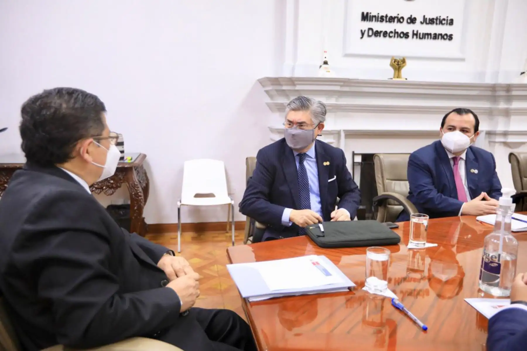 El titular del ministerio de Justicia, Eduardo Vega Luna, sostuvo hoy una reunión de trabajo con la delegación de la Comisión Interamericana de Derechos Humanos liderada por Joel Hernandez y Stuardo Ralón.

Foto: ANDINA/MINJUS