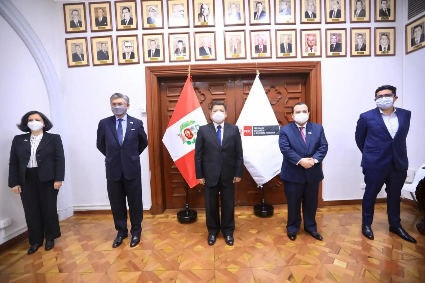 El titular del ministerio de Justicia, Eduardo Vega Luna, sostuvo hoy una reunión de trabajo con la delegación de la Comisión Interamericana de Derechos Humanos liderada por Joel Hernandez y Stuardo Ralón.

Foto: ANDINA/MINJUS