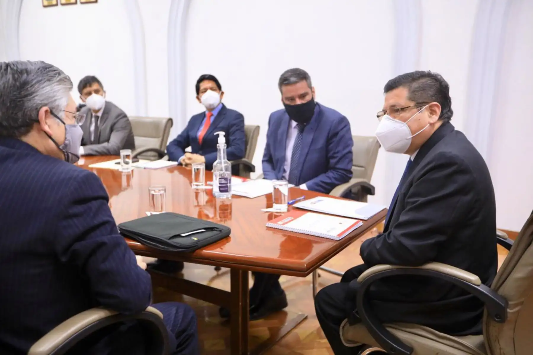 El titular del ministerio de Justicia, Eduardo Vega Luna, sostuvo hoy una reunión de trabajo con la delegación de la Comisión Interamericana de Derechos Humanos liderada por Joel Hernandez y Stuardo Ralón.

Foto: ANDINA/MINJUS