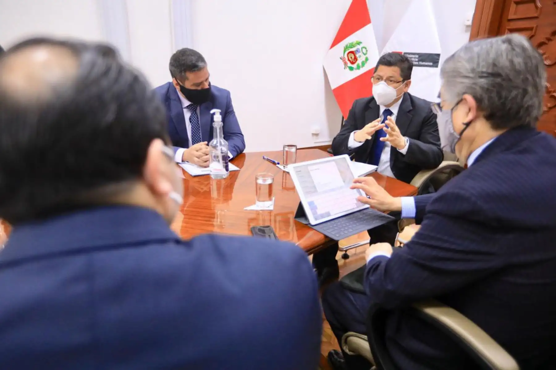 El titular del ministerio de Justicia, Eduardo Vega Luna, sostuvo hoy una reunión de trabajo con la delegación de la Comisión Interamericana de Derechos Humanos liderada por Joel Hernandez y Stuardo Ralón.

Foto: ANDINA/MINJUS