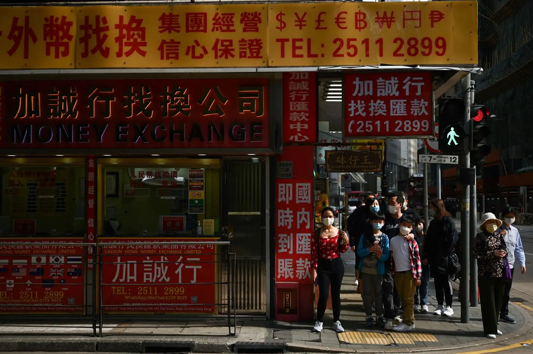 La gente espera para cruzar una calle en Hong Kong mientras la ciudad se prepara para hacer frente a una cuarta ola del coronavirus. Foto: AFP