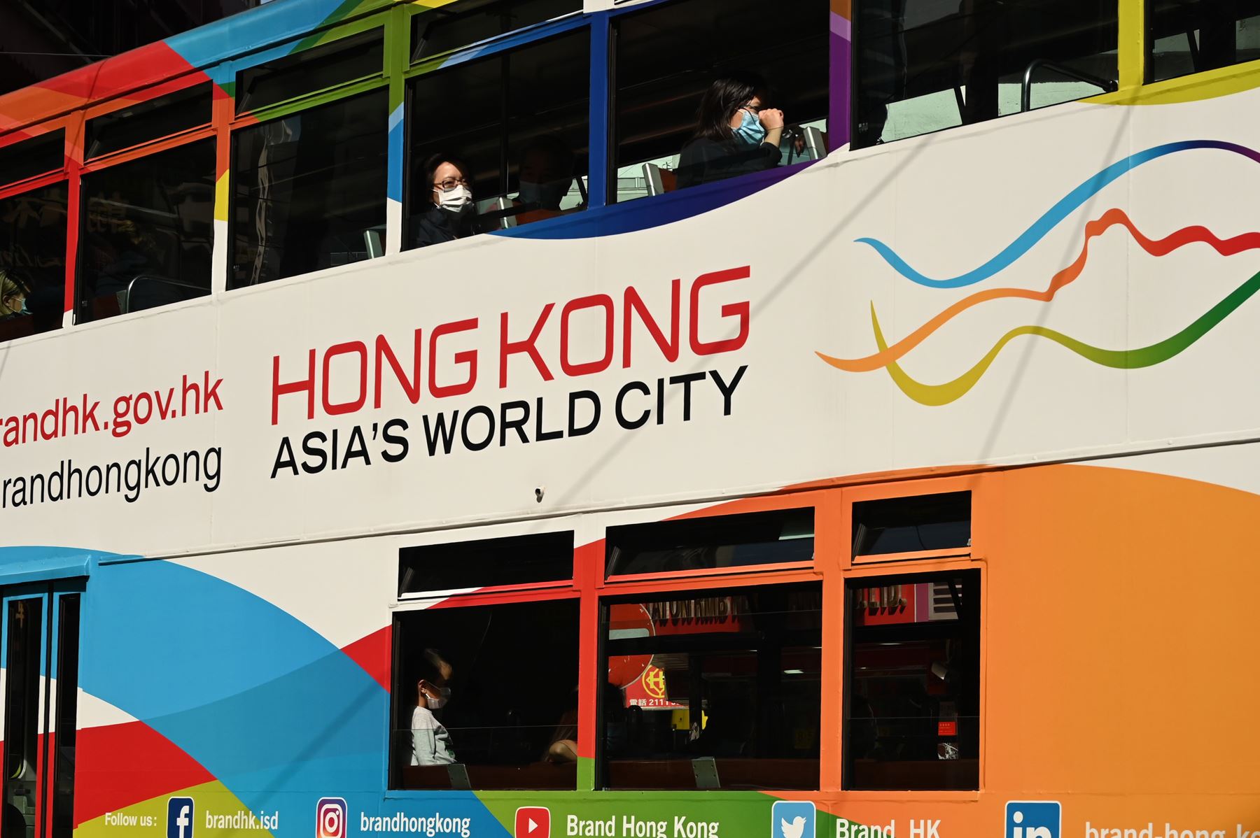 La gente viaja en un tranvía en una calle de Hong Kong mientras la ciudad hace frente a una cuarta ola del coronavirus. Foto: AFP