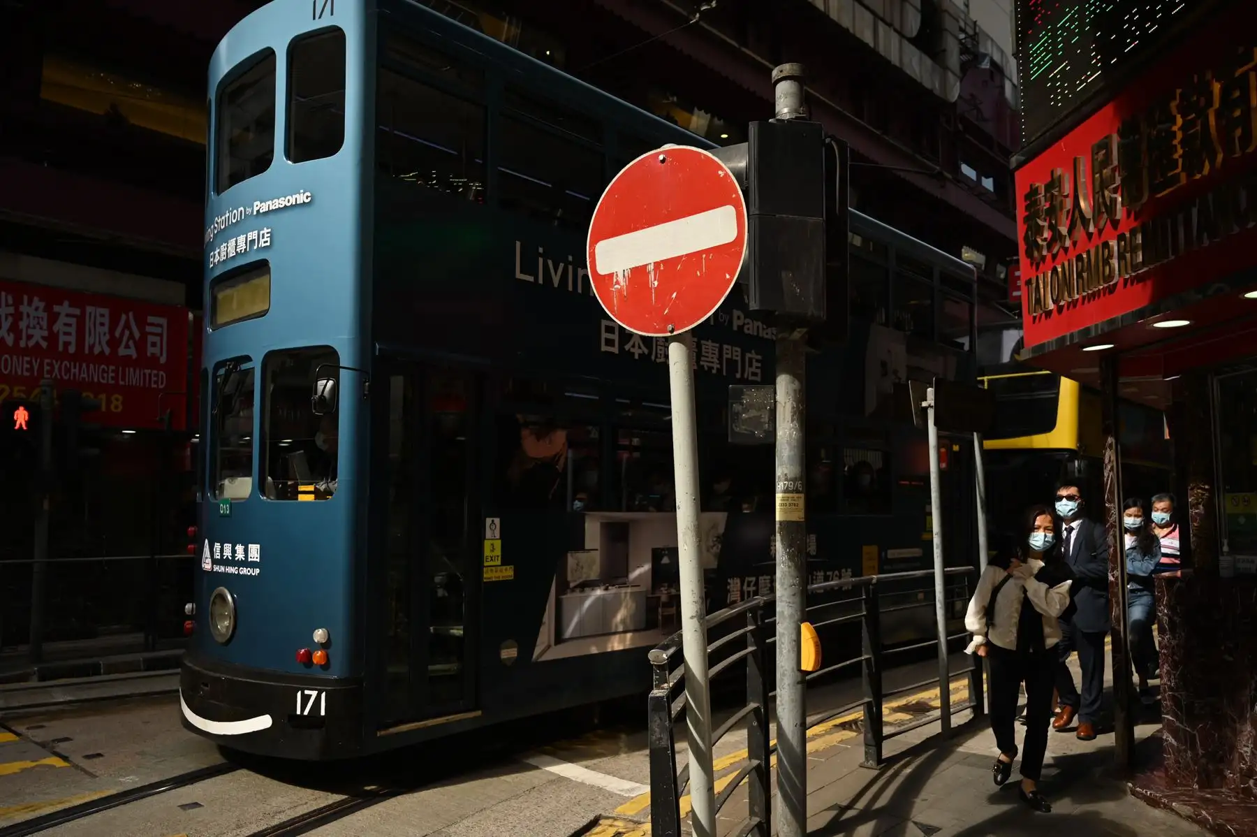 La gente pasa junto a un tranvía en una calle de Hong Kong mientras la ciudad hace frente a una cuarta ola del coronavirus Covid-19. Foto: AFP