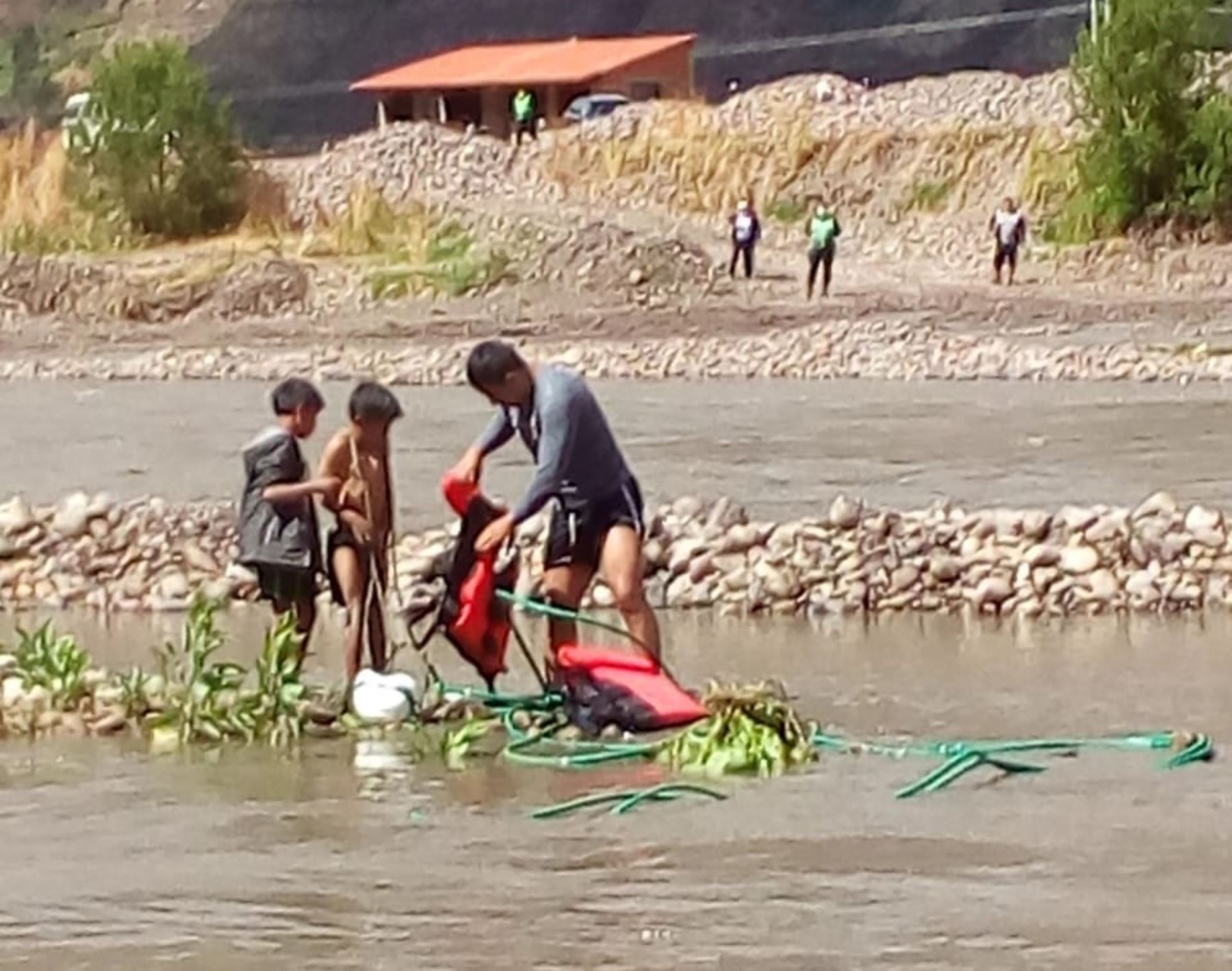 Agentes de la Policía Nacional rescatan a tres niños pastores atrapados en un islote del río Vilcanota, en Cusco. ANDINA/Difusión