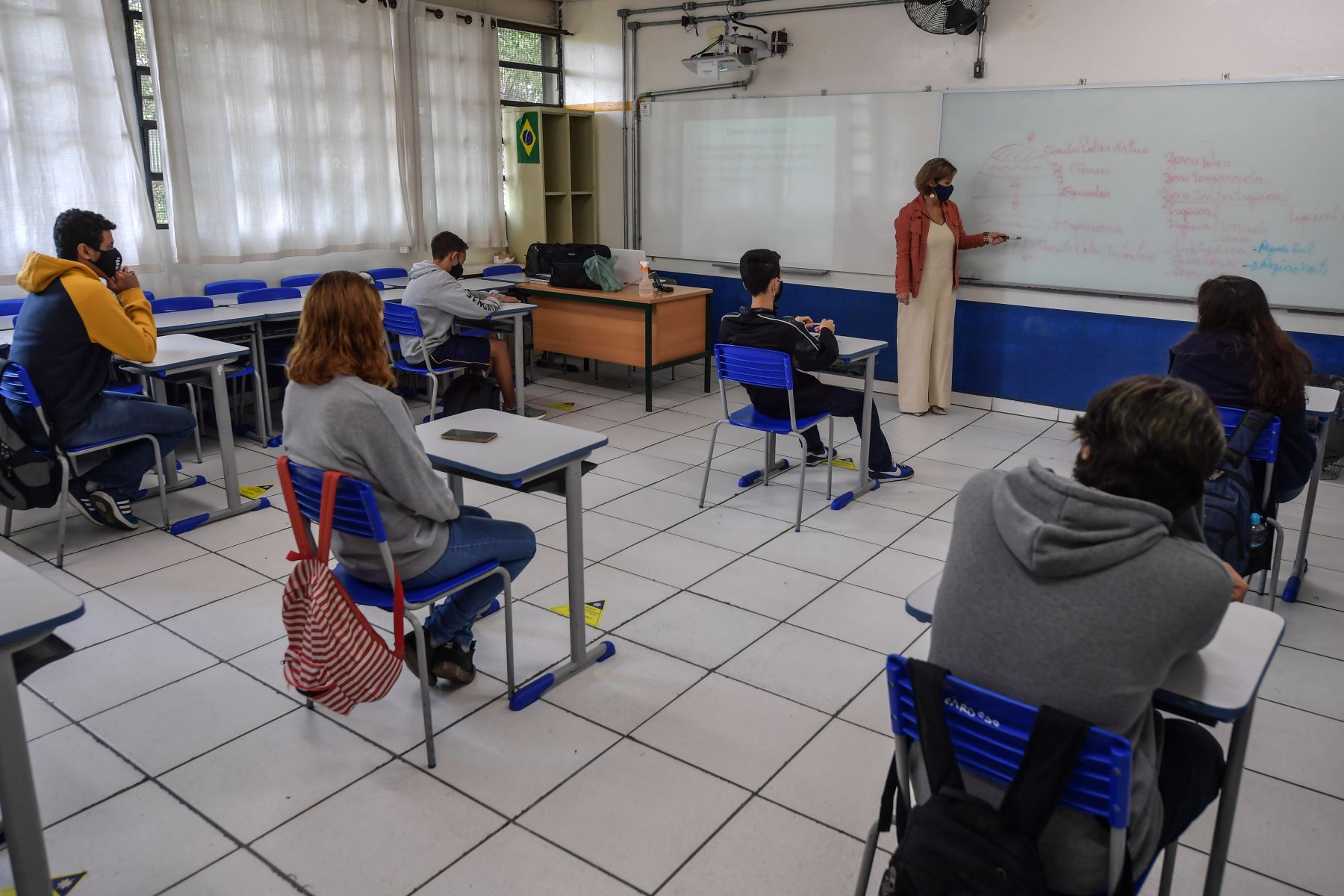 Los estudiantes asisten a una clase en la escuela Milton da Silva Rodrigues, en medio de la nueva pandemia del coronavirus, en el estado de Sao Paulo. Foto: AFP