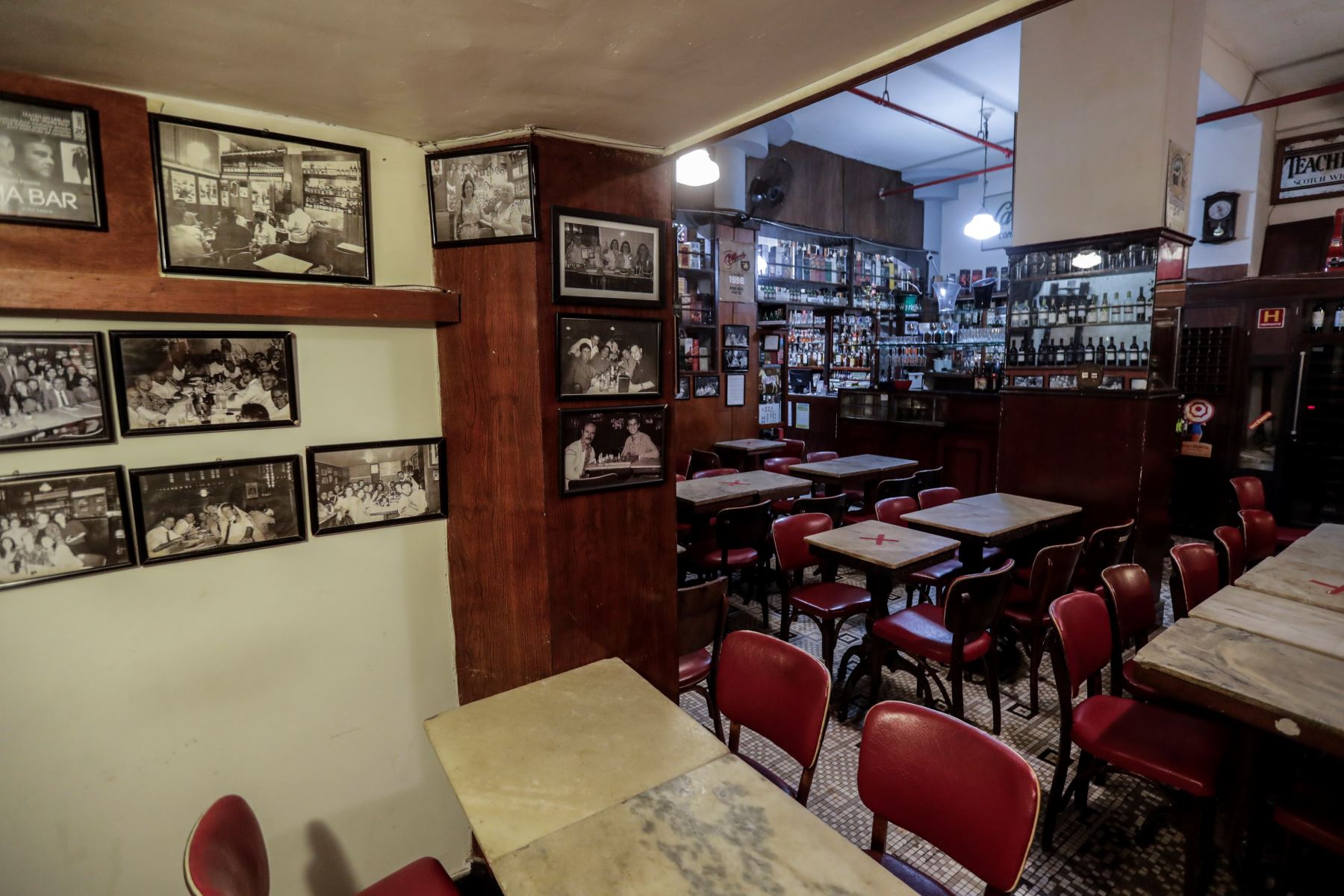Casa Villarino, el bar fundado por inmigrantes españoles en Río de Janeiro, hace casi siete décadas y que durante muchos años fue el principal refugio de bohemios y brasileños intelectualidad, cerró sus puertas debido a la pandemia. Foto: EFE