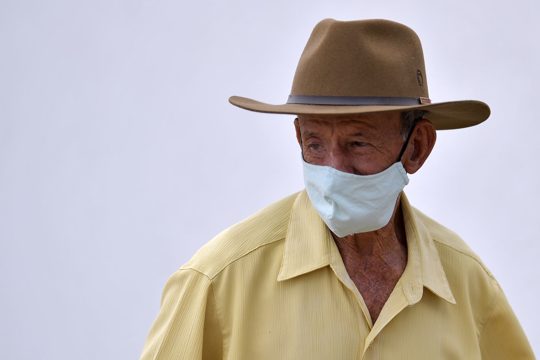 Un hombre lleva mascarilla mientras camina por una calle de Cedro do Abaete, un pueblo con una población de 1210 habitantes, en el estado de Minas Gerais, la única ciudad de Brasil que aún no ha registrado ningún caso del nuevo coronavirus, al 23 de noviembre. Foto: AFP