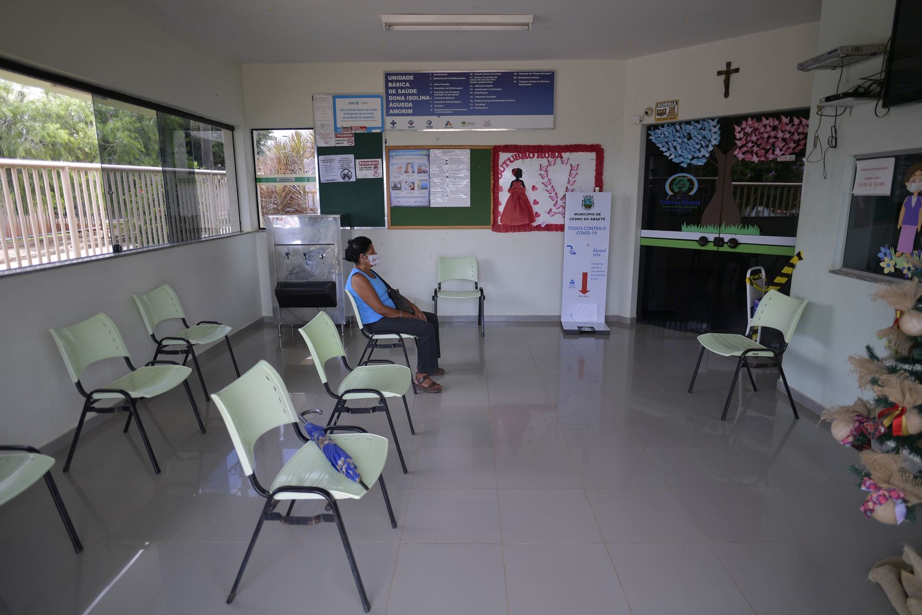 Una mujer aguarda en la sala de espera de la unidad de salud en Cedro do Abaete, localidad con una población de 1210 habitantes, en el estado de Minas Gerais. Foto: AFP
