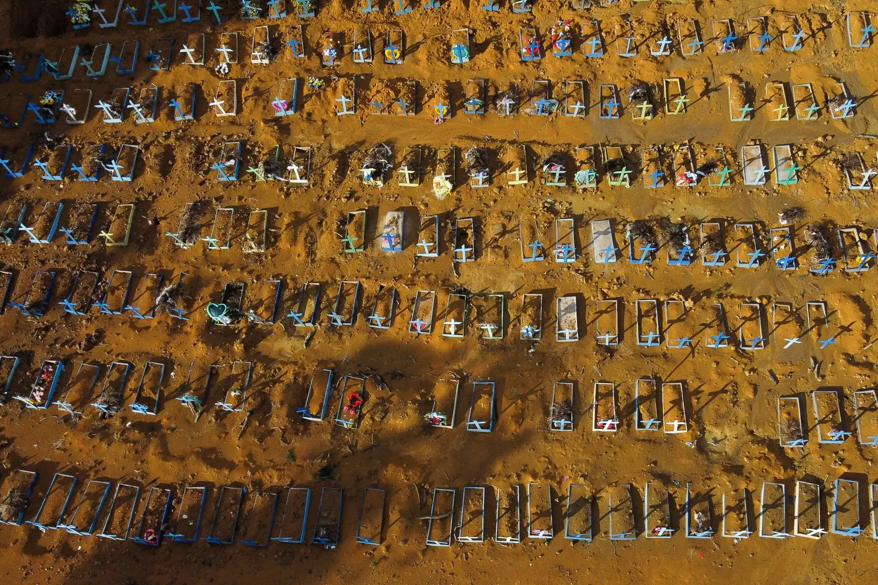 Vista aérea del cementerio reservado para las víctimas de la pandemia del Covid-19 en el cementerio de Nossa Senhora Aparecida, en Manaus, en la selva amazónica de Brasil. Foto: AFP