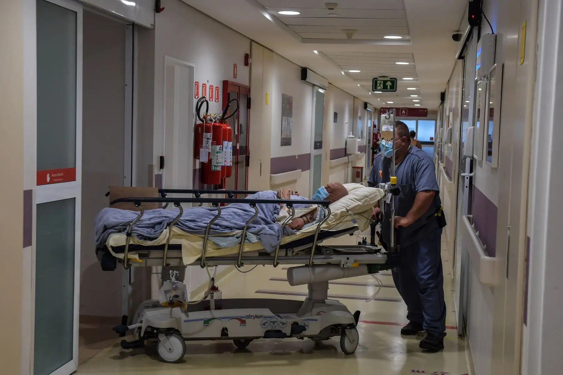 Un trabajador de salud atiende a un paciente infectado del Covid-19 en la Unidad de Cuidados Intensivos del hospital Albert Einstein de Sao Paulo. Foto: AFP