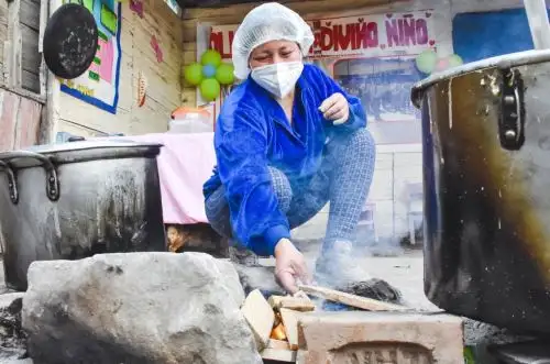 Madre sobreviviente del incendio de Mesa Redonda es heroína en olla común de Santa Rosa.