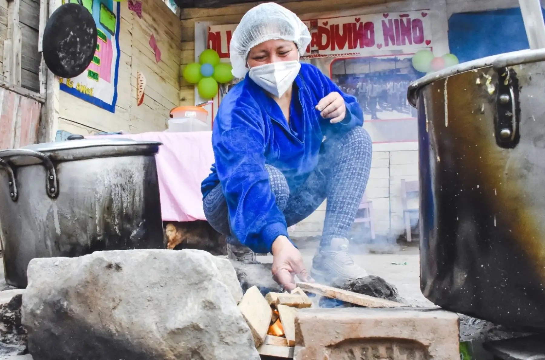 Madre sobreviviente del incendio de Mesa Redonda es heroína en olla común de Santa Rosa.