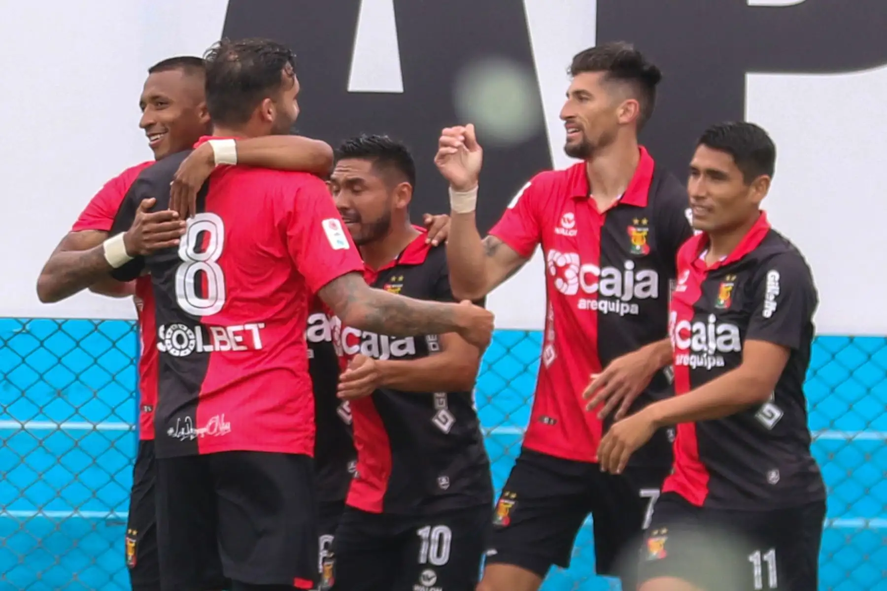 Emanuel Amoroso del Melgar celebra junto a sus compañeros tras anotar ante Deportivo Municipal por la última fecha de la fase 2 de la Liga 1, en el estadio Alberto Gallardo. Foto: Liga 1