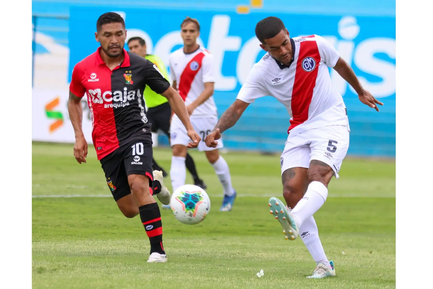D. Díaz del Deportivo Municipal dispara el balón ante la marca de J. Sánchez del Melgar durante partido por la última fecha de la fase 2 de la Liga 1, en el estadio Alberto Gallardo. Foto: Liga 1
