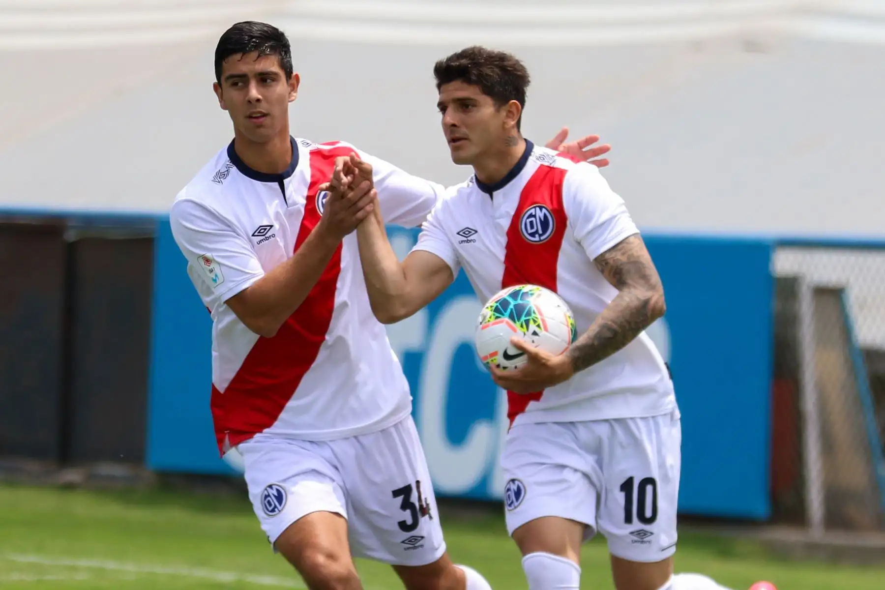 R. Meza y J. Bogado del Deportivo Municipal celebran tras anotar ante Melgar durante partido por la última fecha de la fase 2 de la Liga 1, en el estadio Alberto Gallardo. Foto: Liga 1