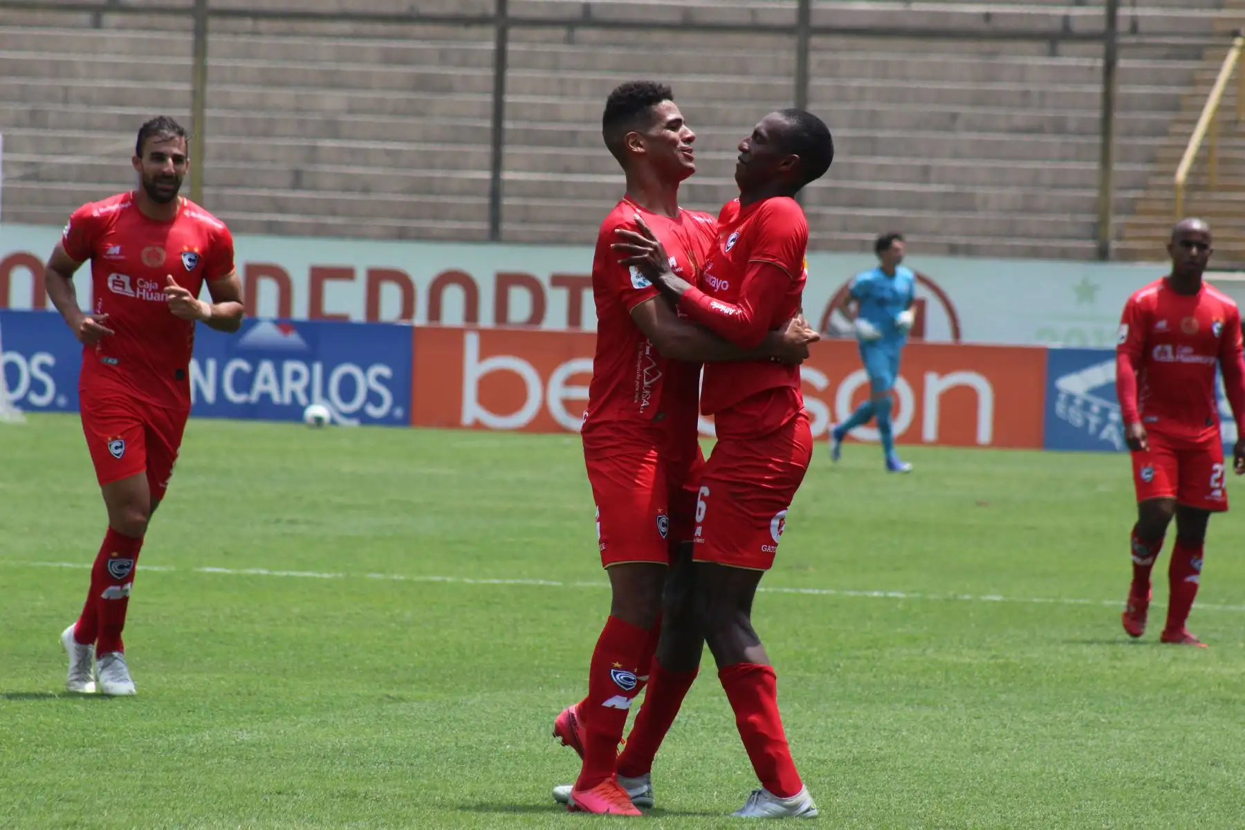 A. Ayarza de Cienciano celebra tras anotar ante San Martín por la última fecha de la fase 2 de la Liga 1, en el Estadio Monumental. Foto: Liga 1