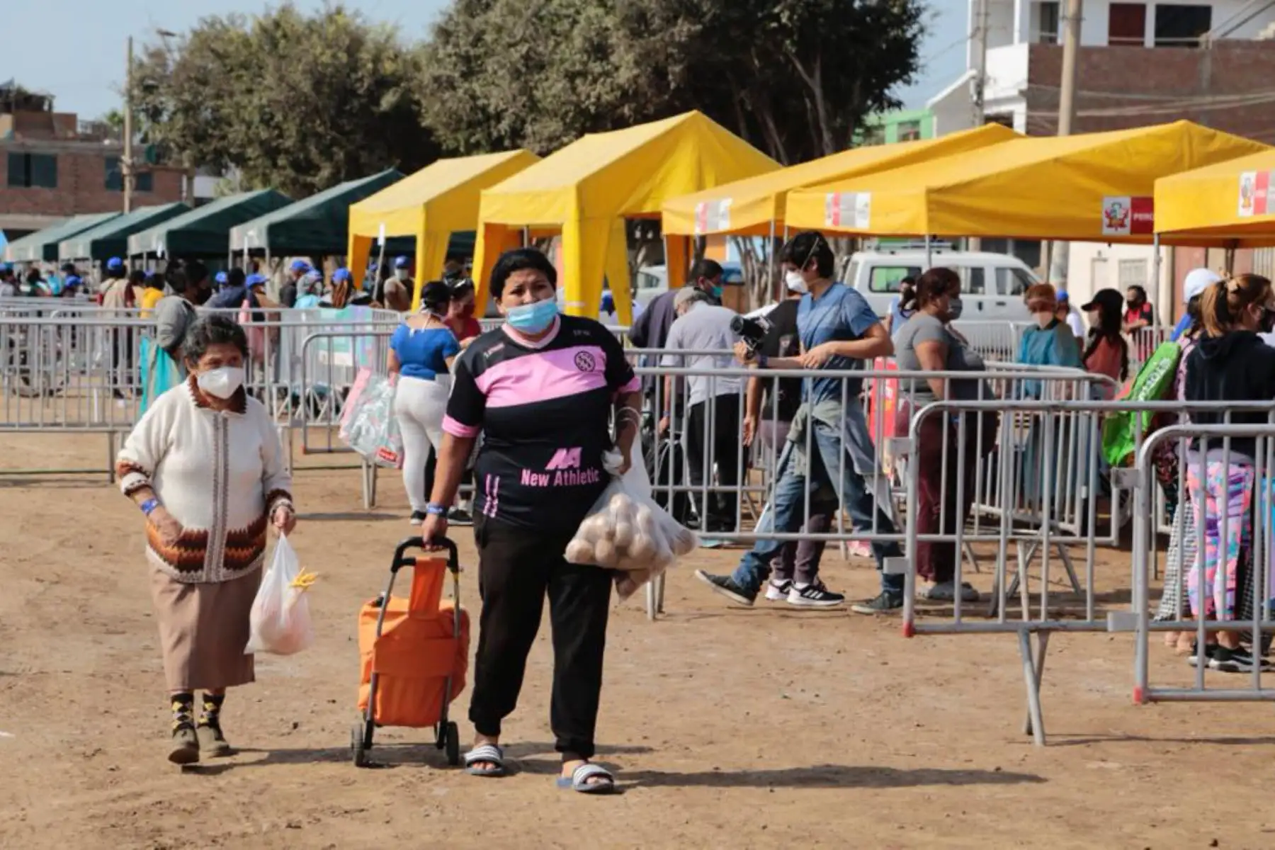 Agro Rural de Midagri apoya a cerca de 1 000 familias vulnerables, quienes adquirieron más de 12 toneladas de productos de la agricultura familiar,  en la quinta edición solidaria del mercado itinerante De la Chacra a la Olla, realizado en el Asentamiento Humano Tiwinza de Sarita Colonia en el Callao.
Foto: Midagri
