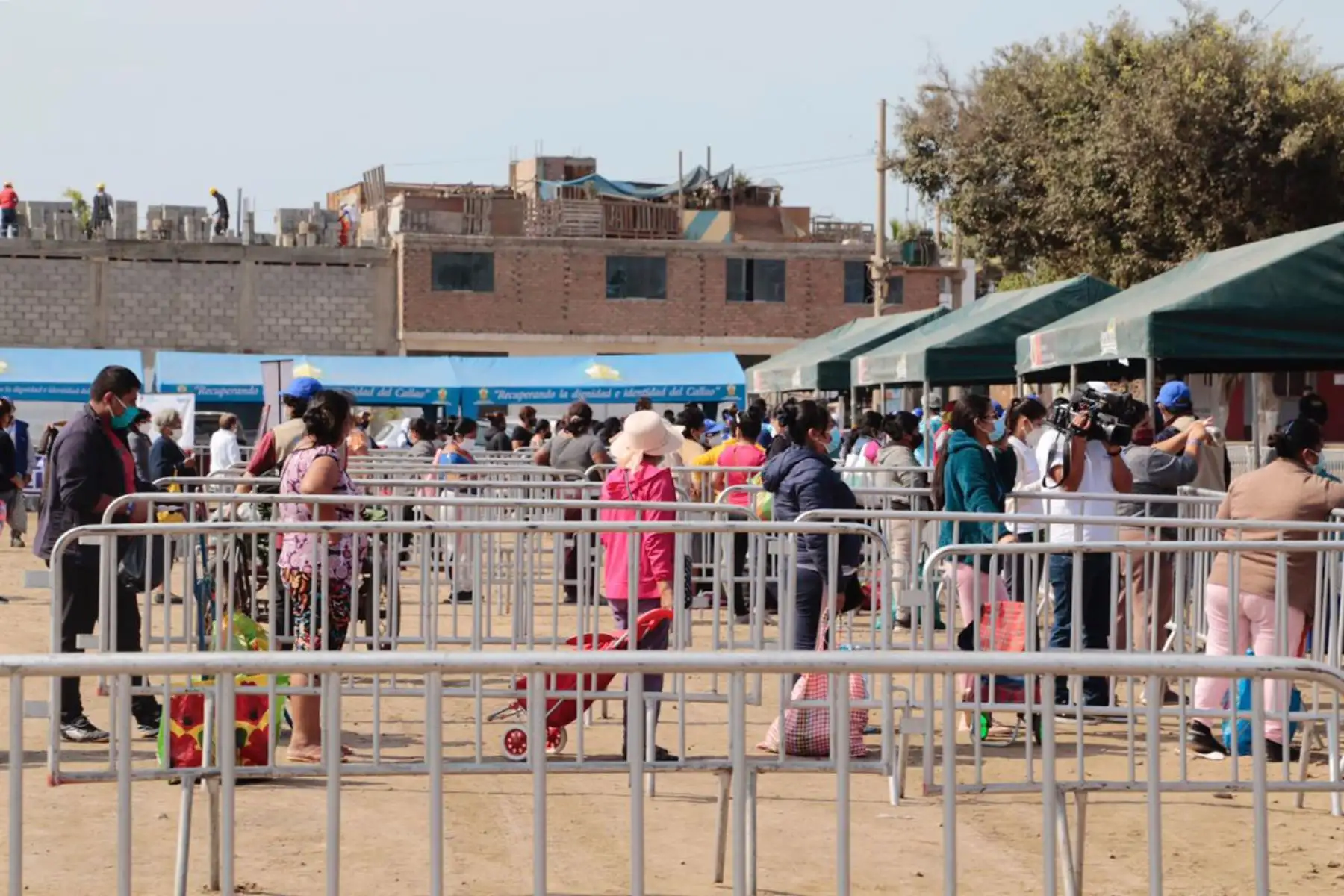Agro Rural de Midagri apoya a cerca de 1 000 familias vulnerables, quienes adquirieron más de 12 toneladas de productos de la agricultura familiar,  en la quinta edición solidaria del mercado itinerante De la Chacra a la Olla, realizado en el Asentamiento Humano Tiwinza de Sarita Colonia en el Callao.
Foto: Midagri