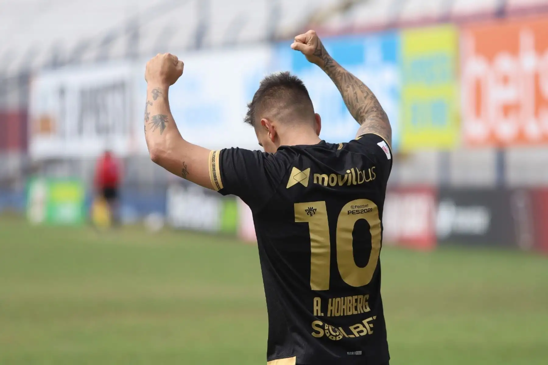Alejandro Hohberg de Universitario tras anotar ante Binacional por la última fecha de la fase 2 de la Liga 1, en el estadio Ivan Elías Moreno. Foto: Liga 1
