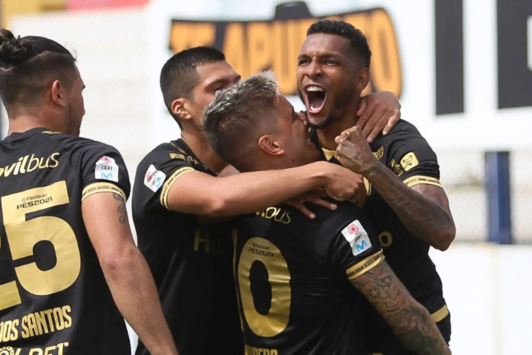 Alejandro Hohberg de Universitario celebra con sus compañeros tras anotar ante Binacional por la última fecha de la fase 2 de la Liga 1, en el estadio Ivan Elías Moreno. Foto: Liga 1