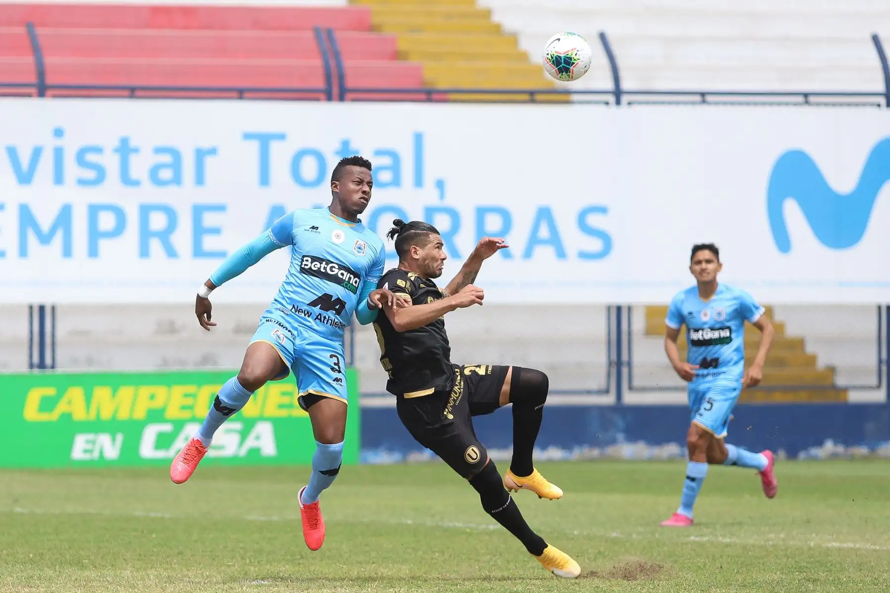 C. Mancilla de Binacional se enfrenta por el balón ante su rival de Universitario durante partido por la última fecha de la fase 2, en el estadio Iván Elías Moreno. Foto: Liga 1