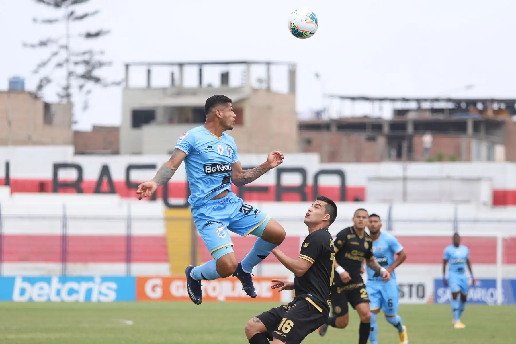 J. Fajardo de Binacional despeja el balón ante la marca  I. Santillán durante partido por la última fecha de la fase 2, en el estadio Iván Elías Moreno. Foto: Liga 1