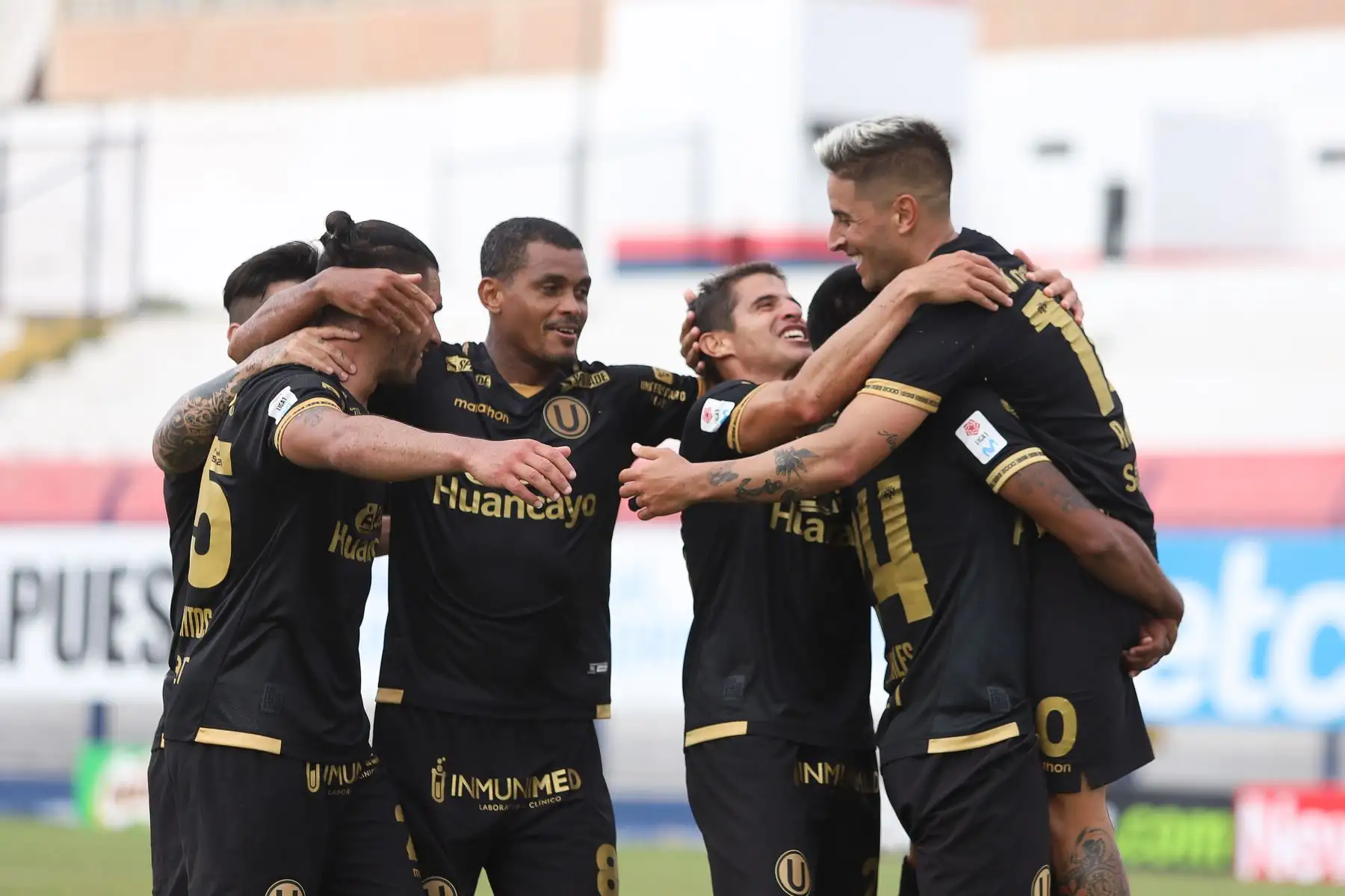 Alejandro Hohberg de Universitario celebra con sus compañeros tras anotar ante Binacional por la última fecha de la fase 2, en el estadio Ivan Elías Moreno. Foto: Liga 1