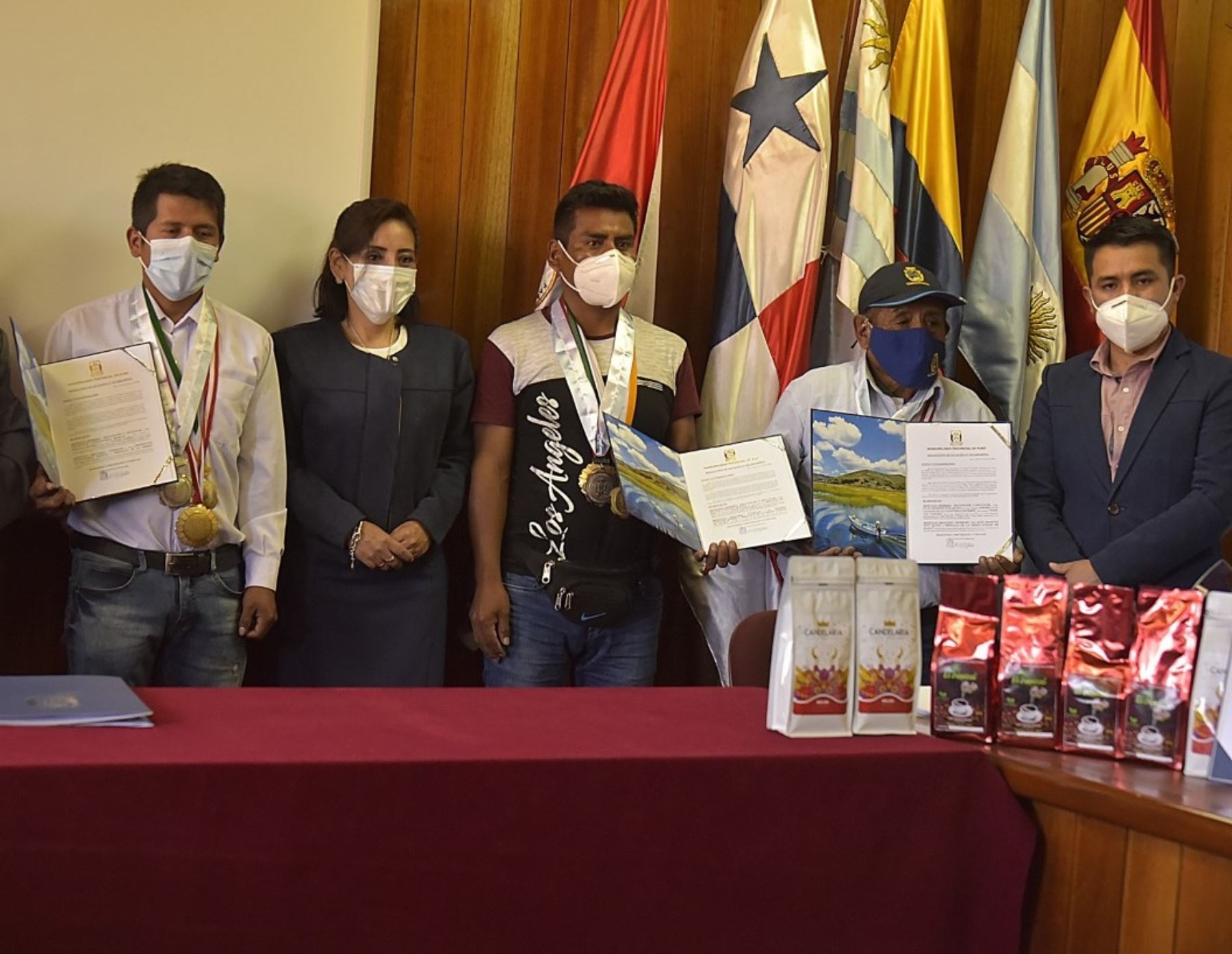 La Municipalidad de Puno distinguió a tres de los cuatro productores de café que obtuvieron medallas y distinciones en VI Concurso Internacional de Cafés Tostados al Origen desarrollado en París (Francia).