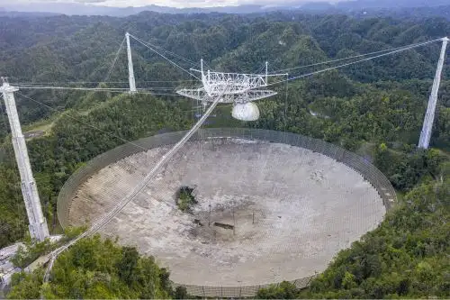 El Observatorio de Arecibo, en Puerto rico, estrella de descubrimientos científicos y hasta escenario de películas como James Bond GoldenEye, colapsó este martes luego de sufrir daños irreparables. Foto: AFP.